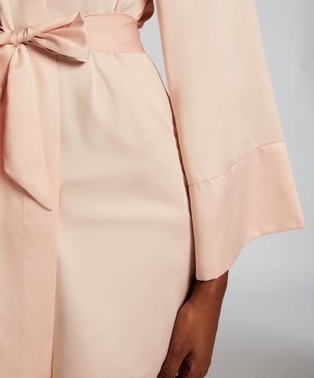 Satynowe kimono, R&oacute;żowy