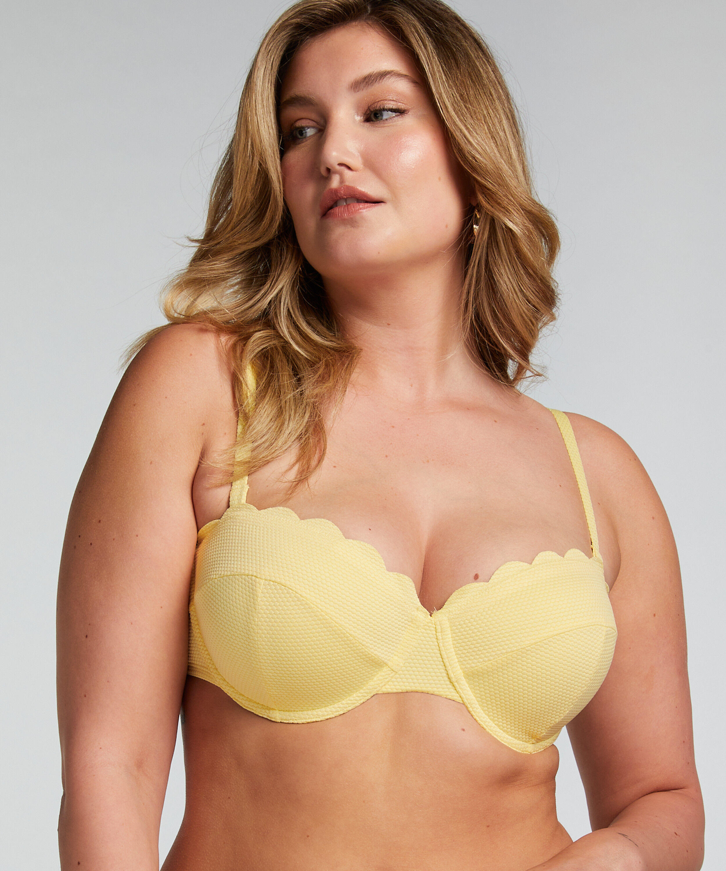 Usztywniona g&oacute;ra od bikini z fiszbinami i bez ramiączek Scallop miseczki E +, Ż&oacute;łty