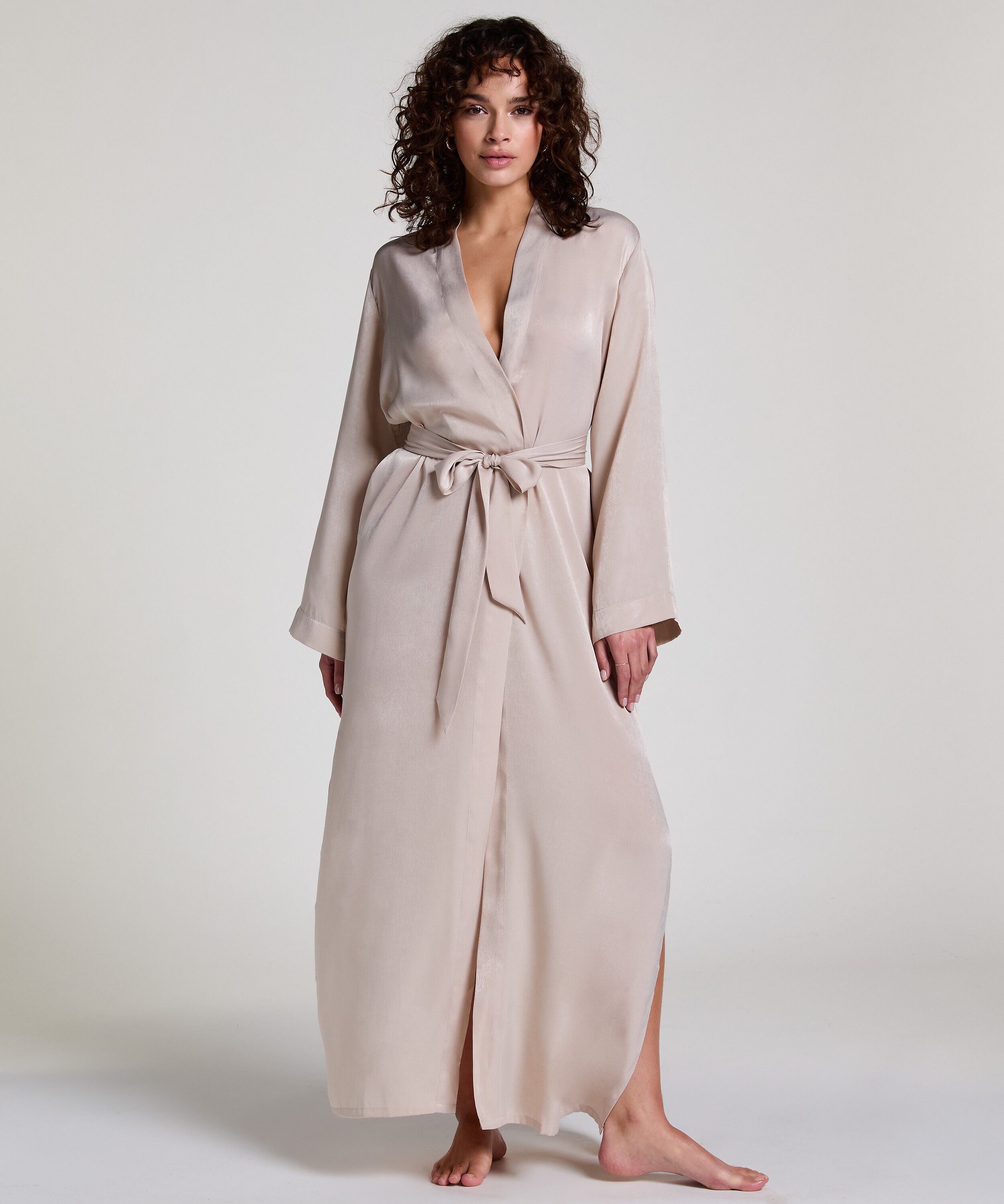 Satynowe kimono, Beżowy