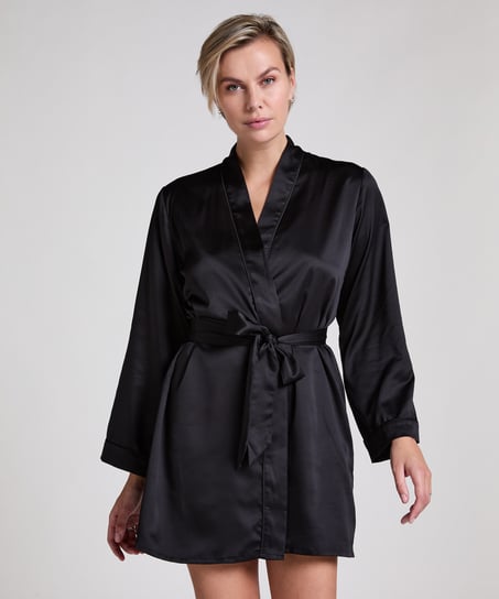 Satynowe kimono, Czarny
