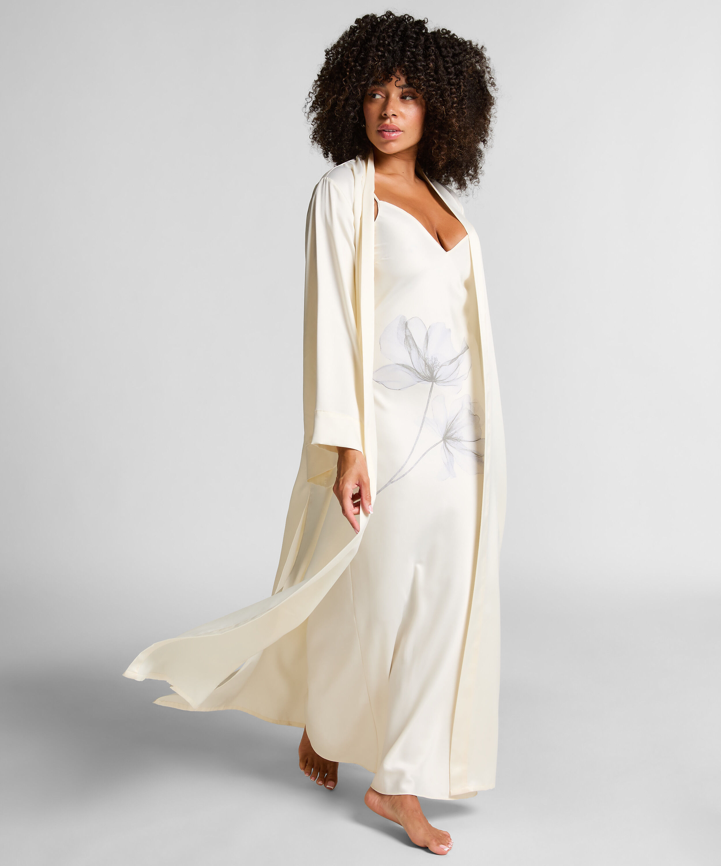 Długie satynowe kimono w kwiaty, Biały