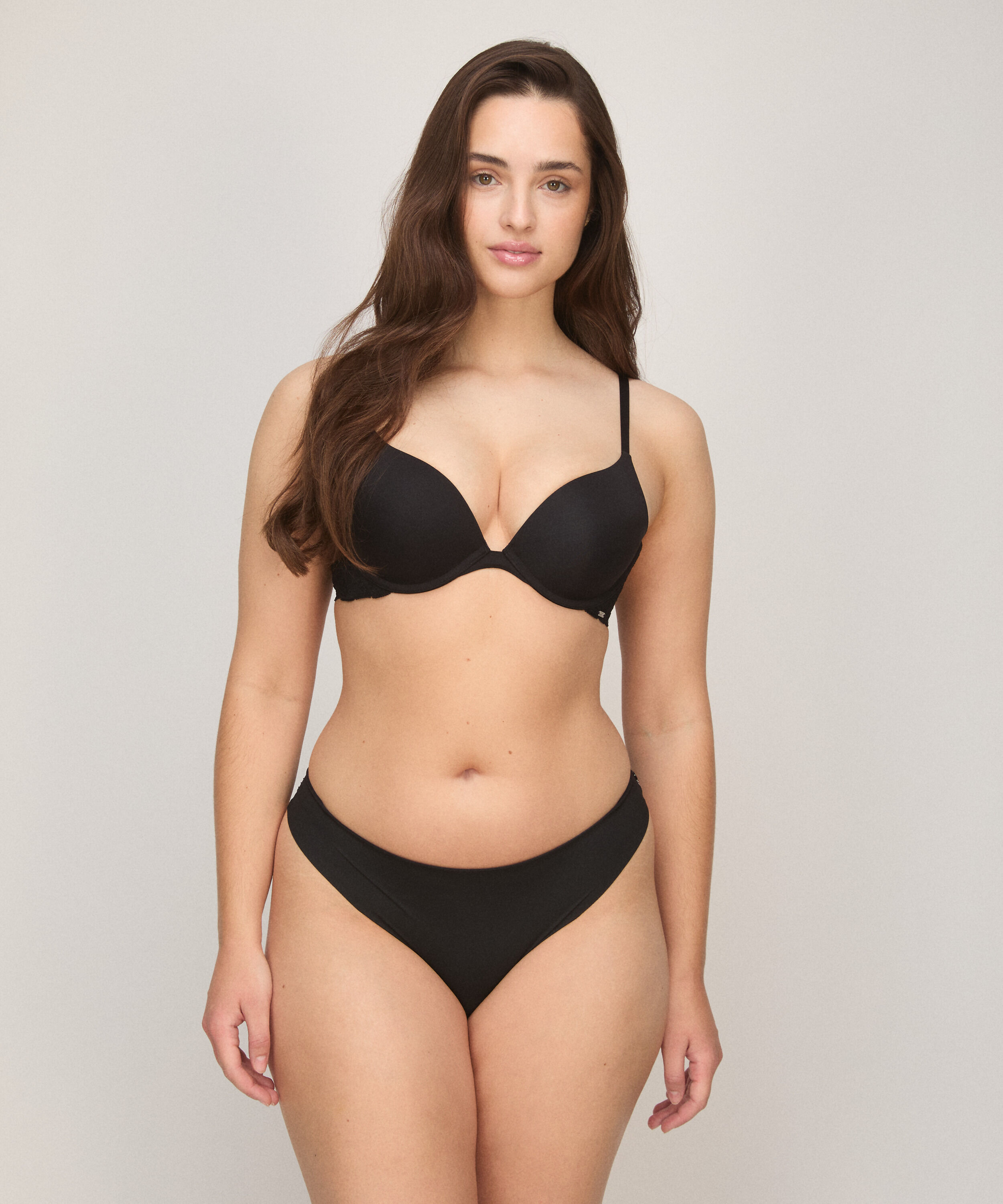 Stringi Invisible Lace Back, Czarny