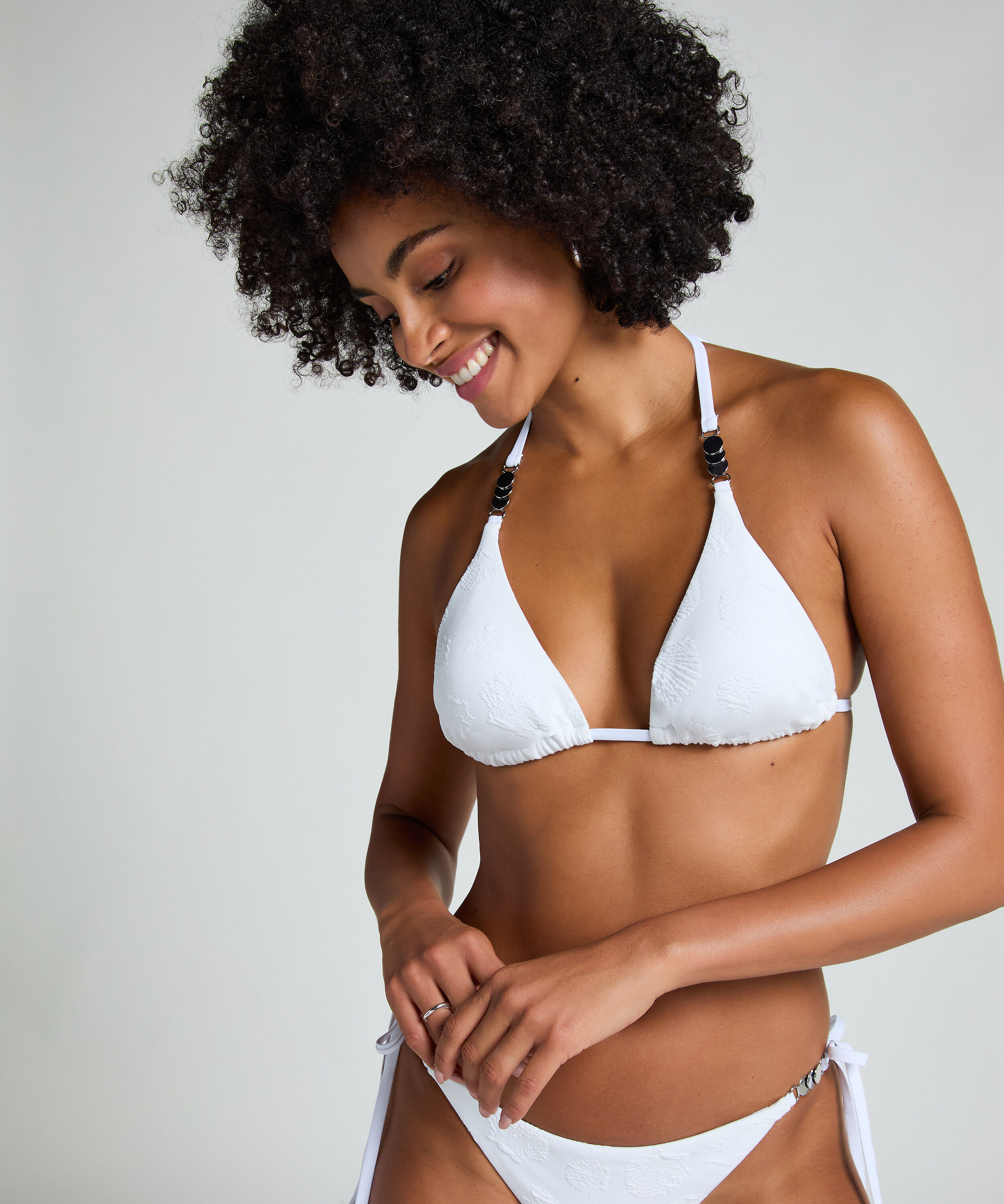 G&oacute;ra od bikini w kształcie tr&oacute;jkąta z muszelkami, Biały