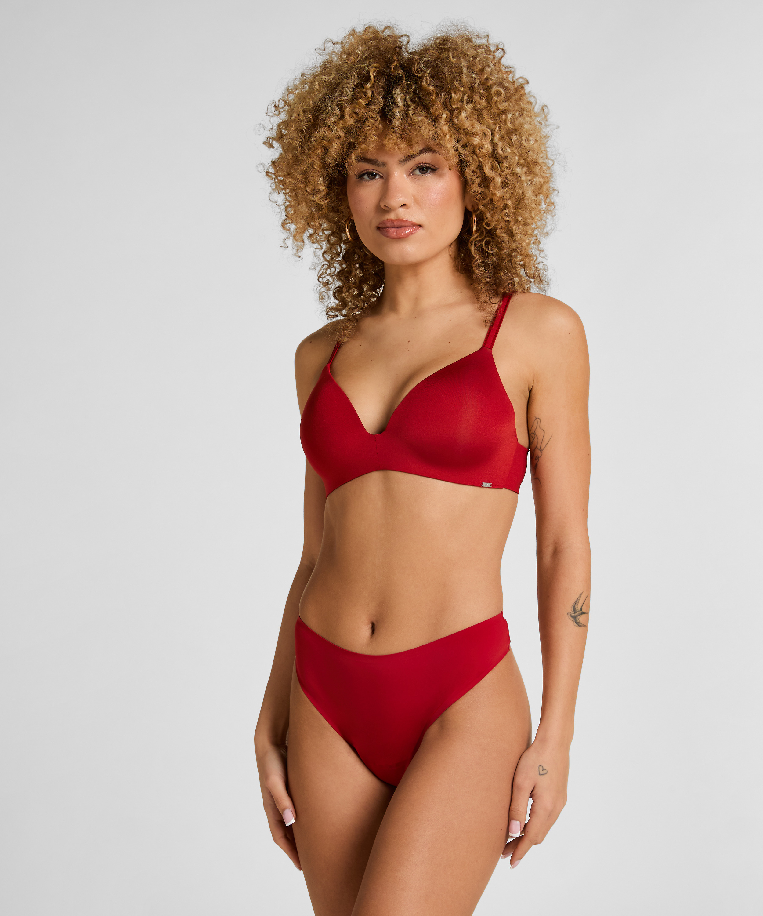 Niewidzialne stringi basic, Czerwony, main