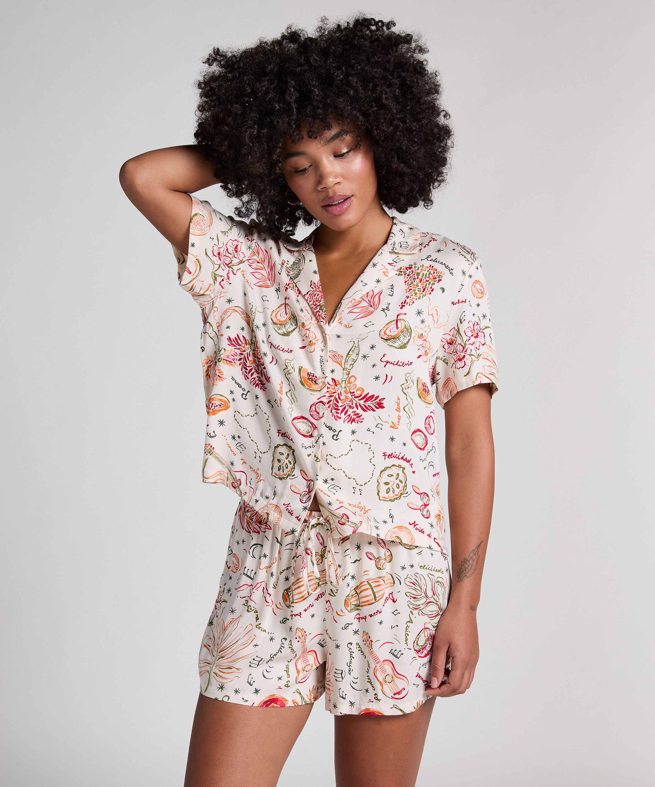 Satynowe szorty, Biały