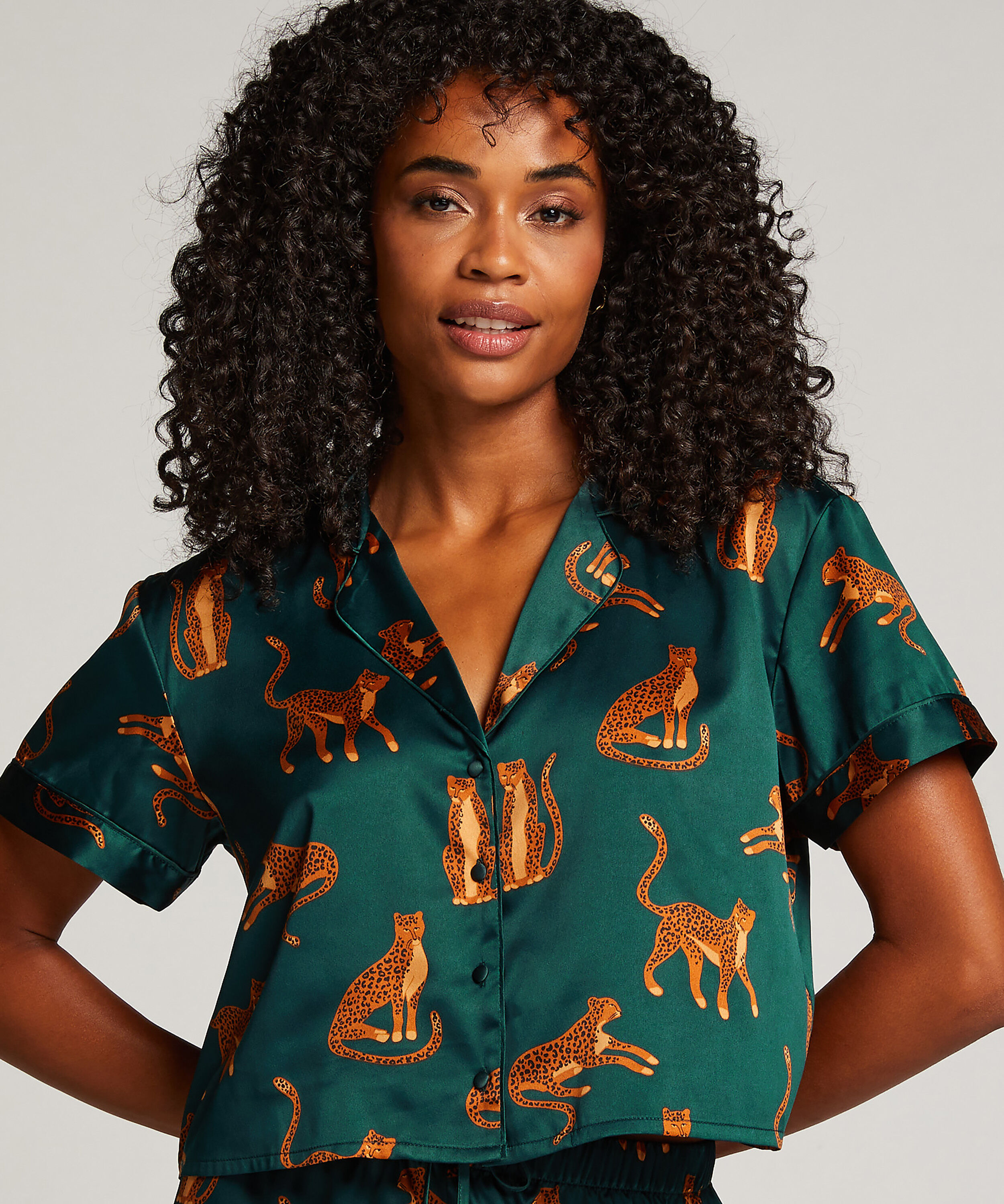 Satynowa narzutka Peppers z kr&oacute;tkim rękawem, Zielony