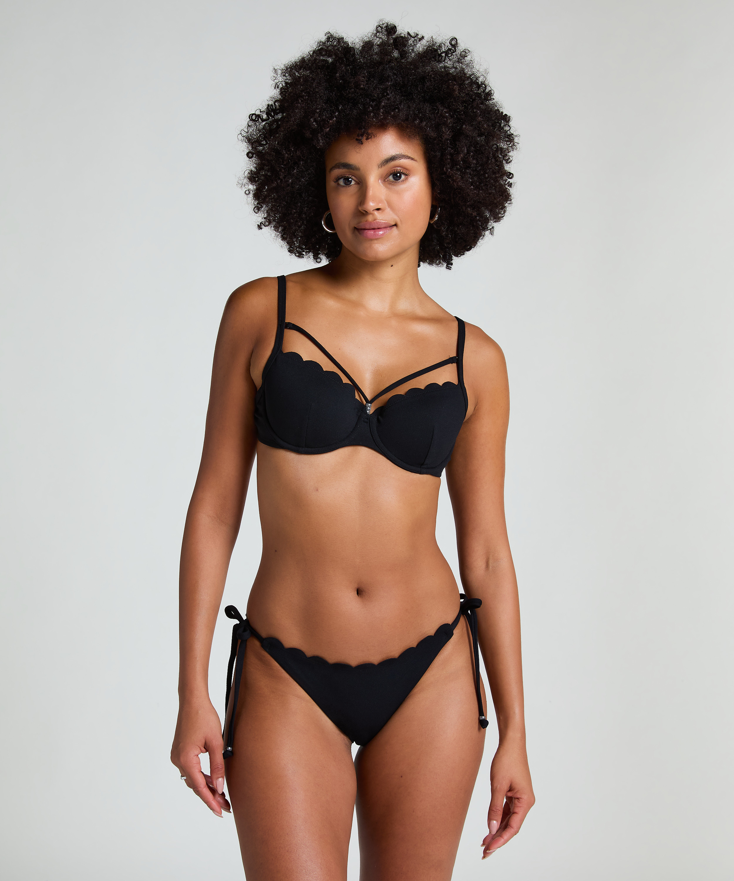 Usztywniany top bikini z fiszbinami Scallop, Czarny, main