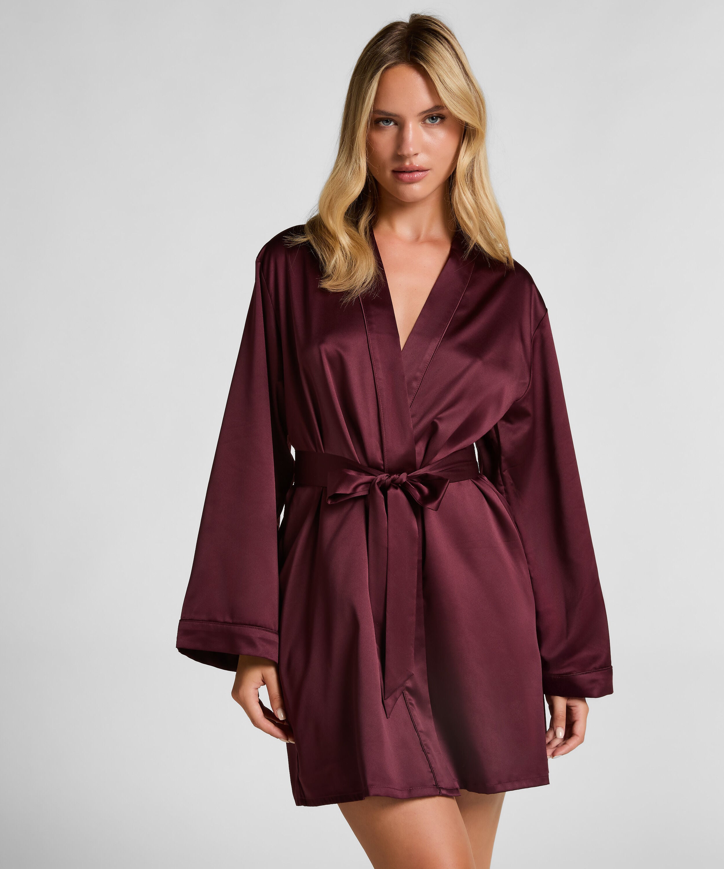 Satynowe kimono, Czerwony