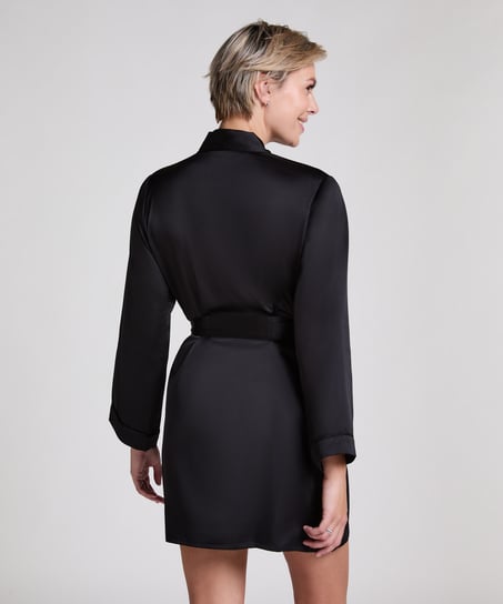 Satynowe kimono, Czarny