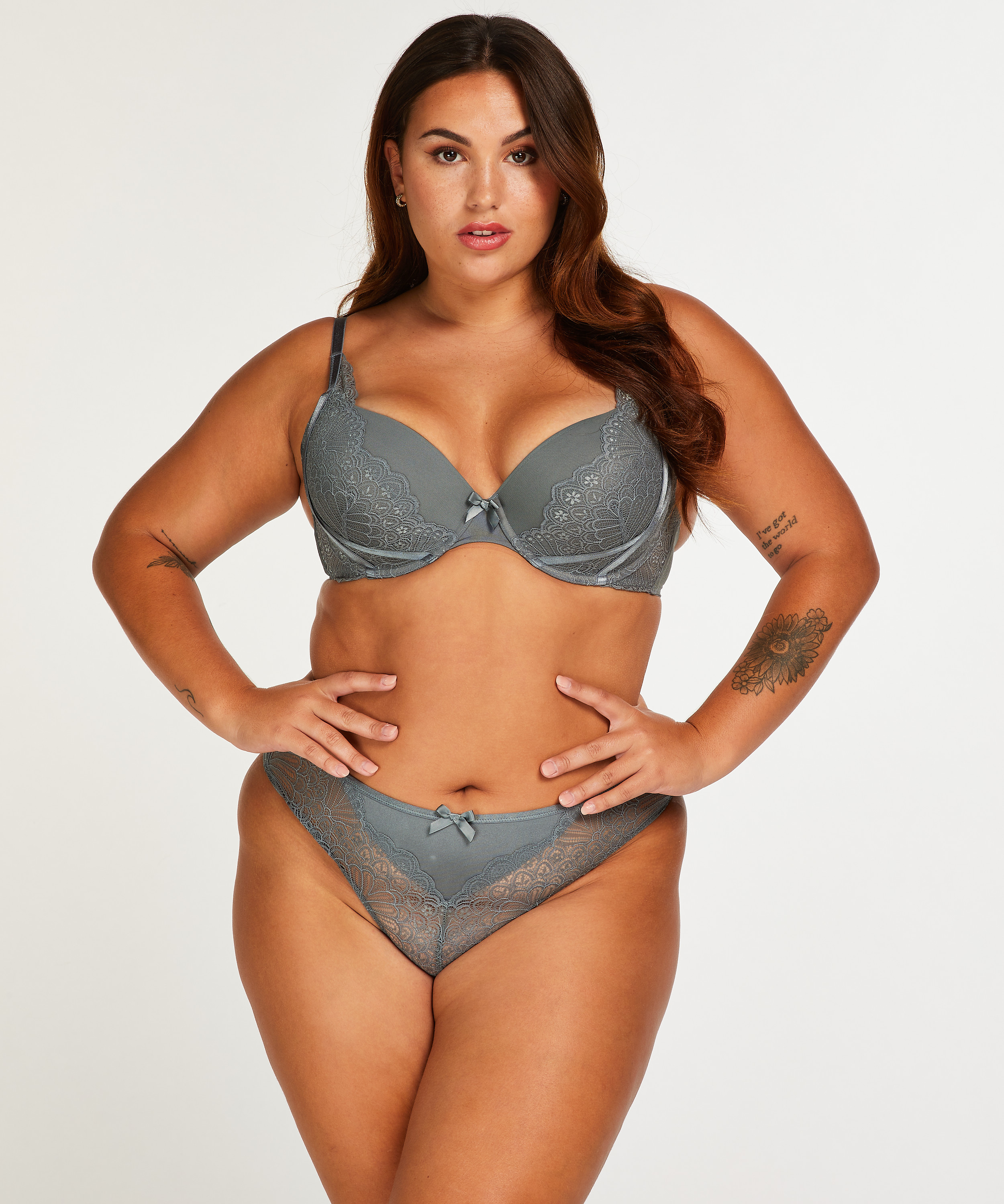 Stringi Naomi, Niebieski, main