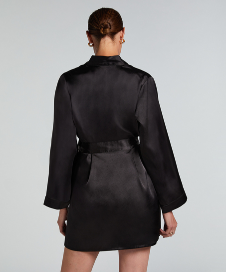 Satynowe kimono, Czarny