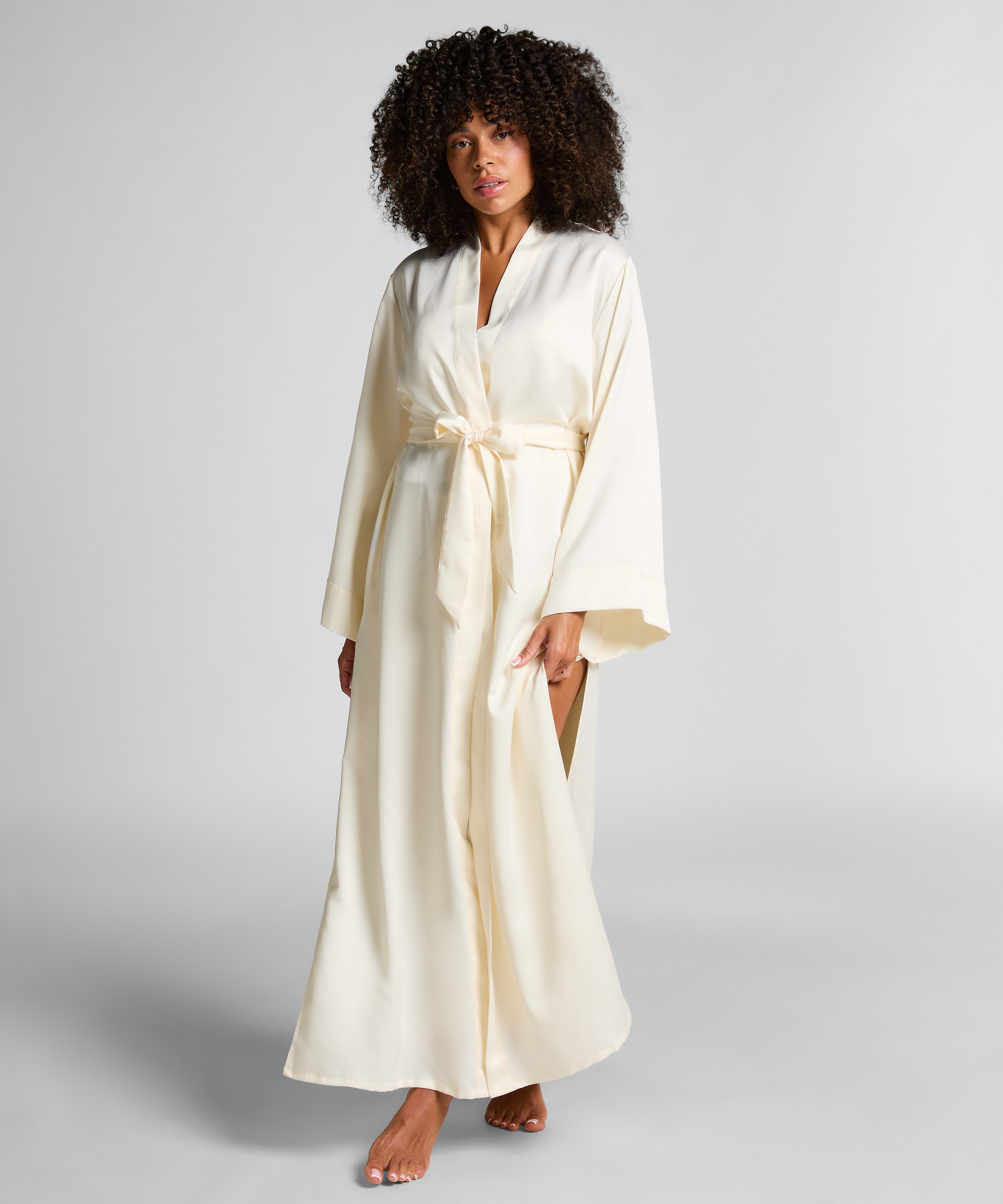 Długie satynowe kimono w kwiaty, Biały, main