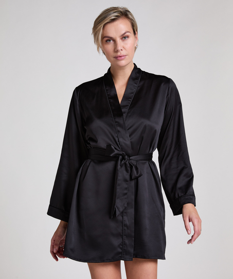 Satynowe kimono, Czarny