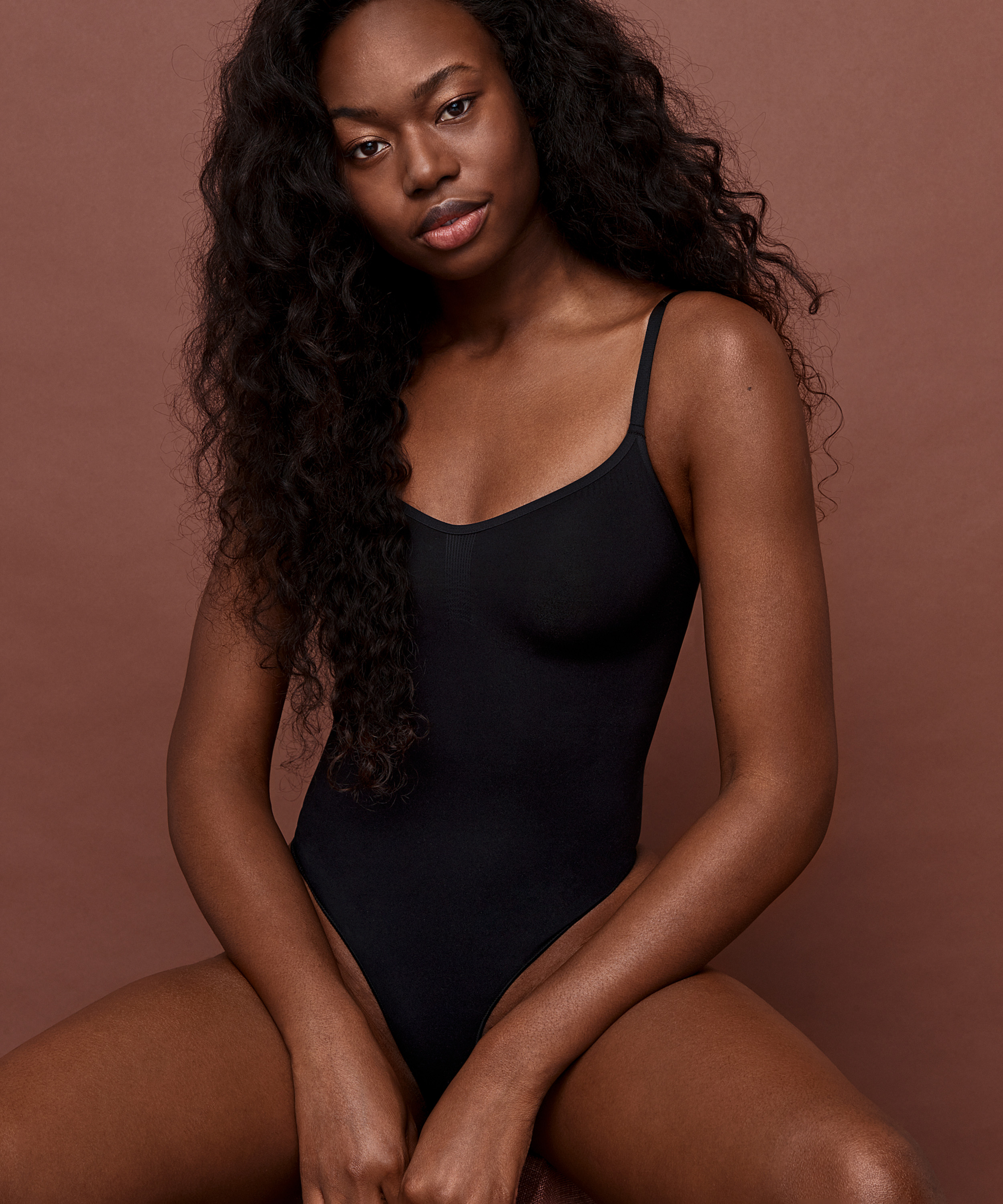 Bezszwowe wzmacniające body z wysokimi wycięciami, Czarny, main