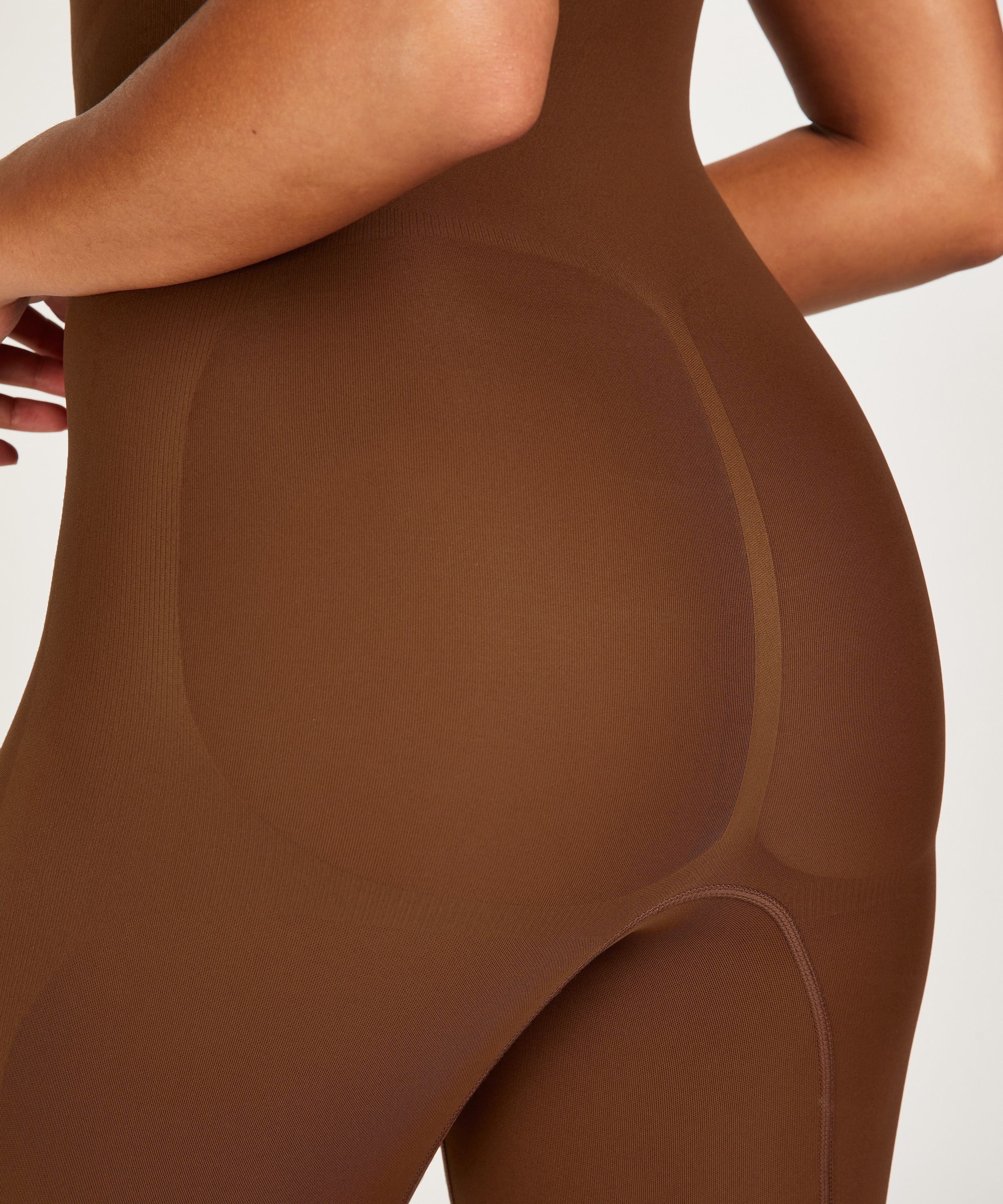 Bezszwowe body podkreślające figurę z wysoko wyciętymi nogawkami, Czerwony, main