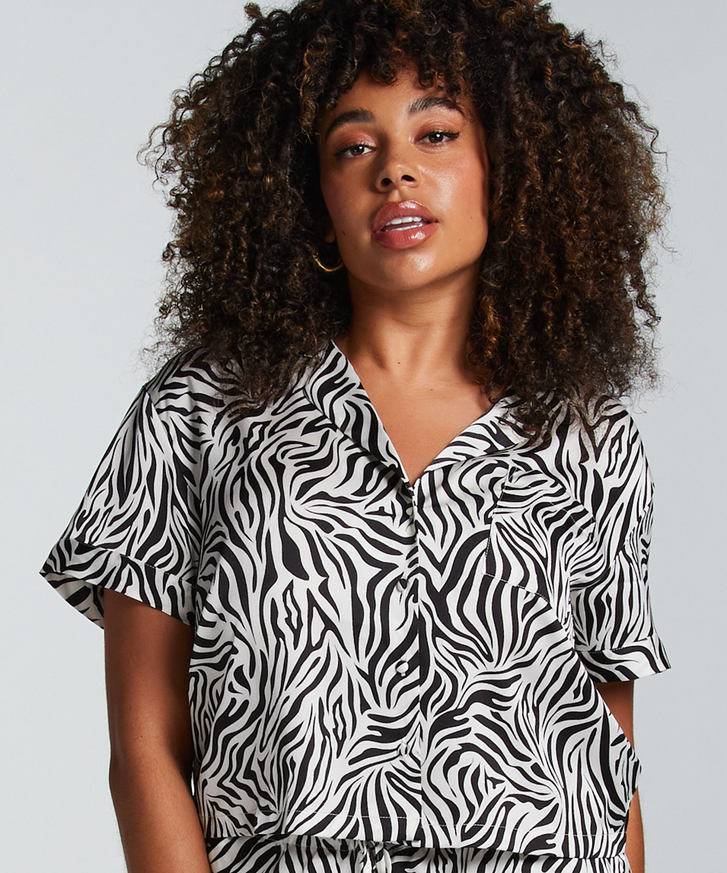 Satynowa narzutka Peppers z kr&oacute;tkim rękawem, Biały