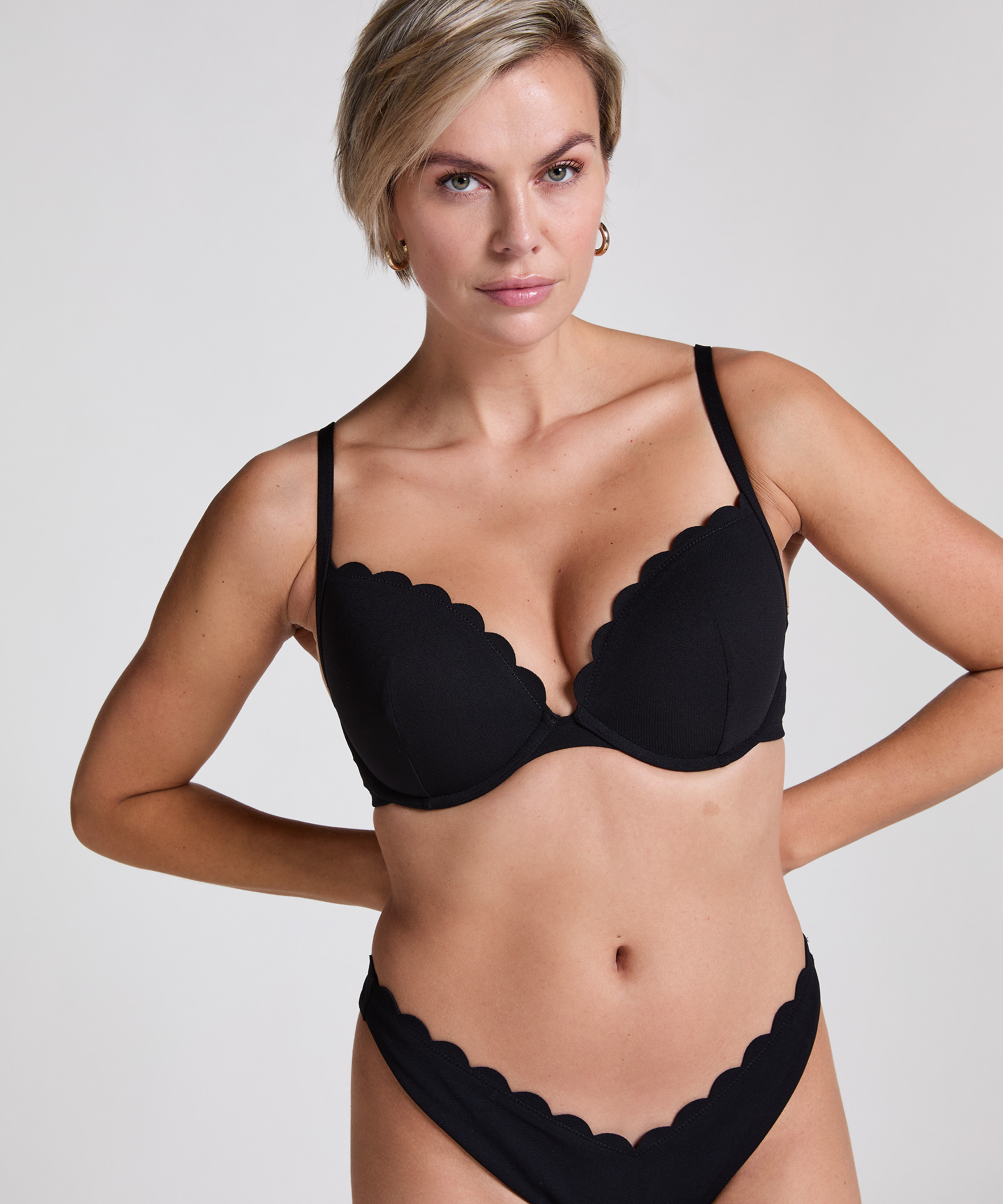 G&oacute;ra od bikini push-up z fiszbinami, z falowanym brzegiem, miseczki A &ndash; E, Czarny, main