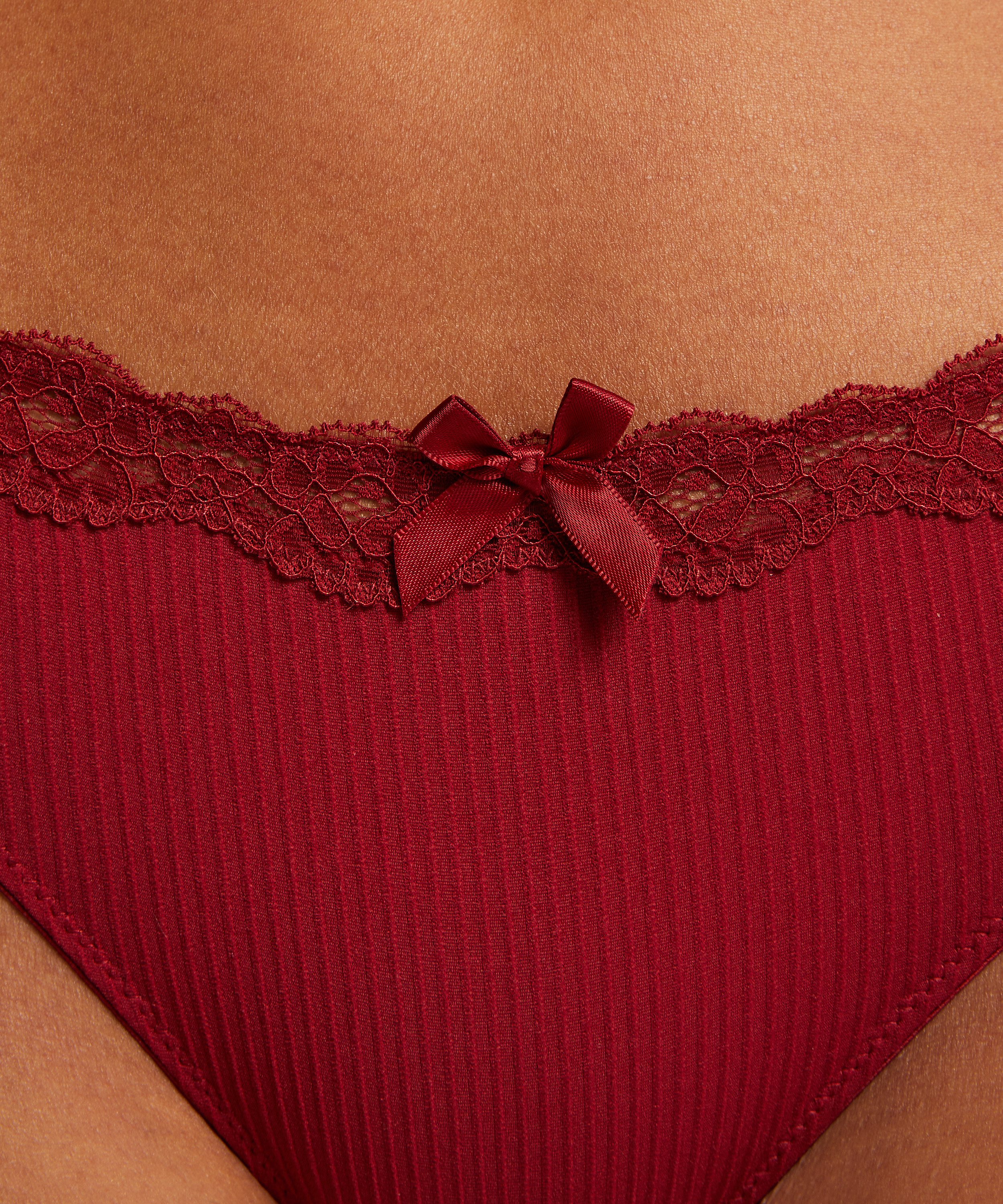 Stringi Lola, Czerwony, main