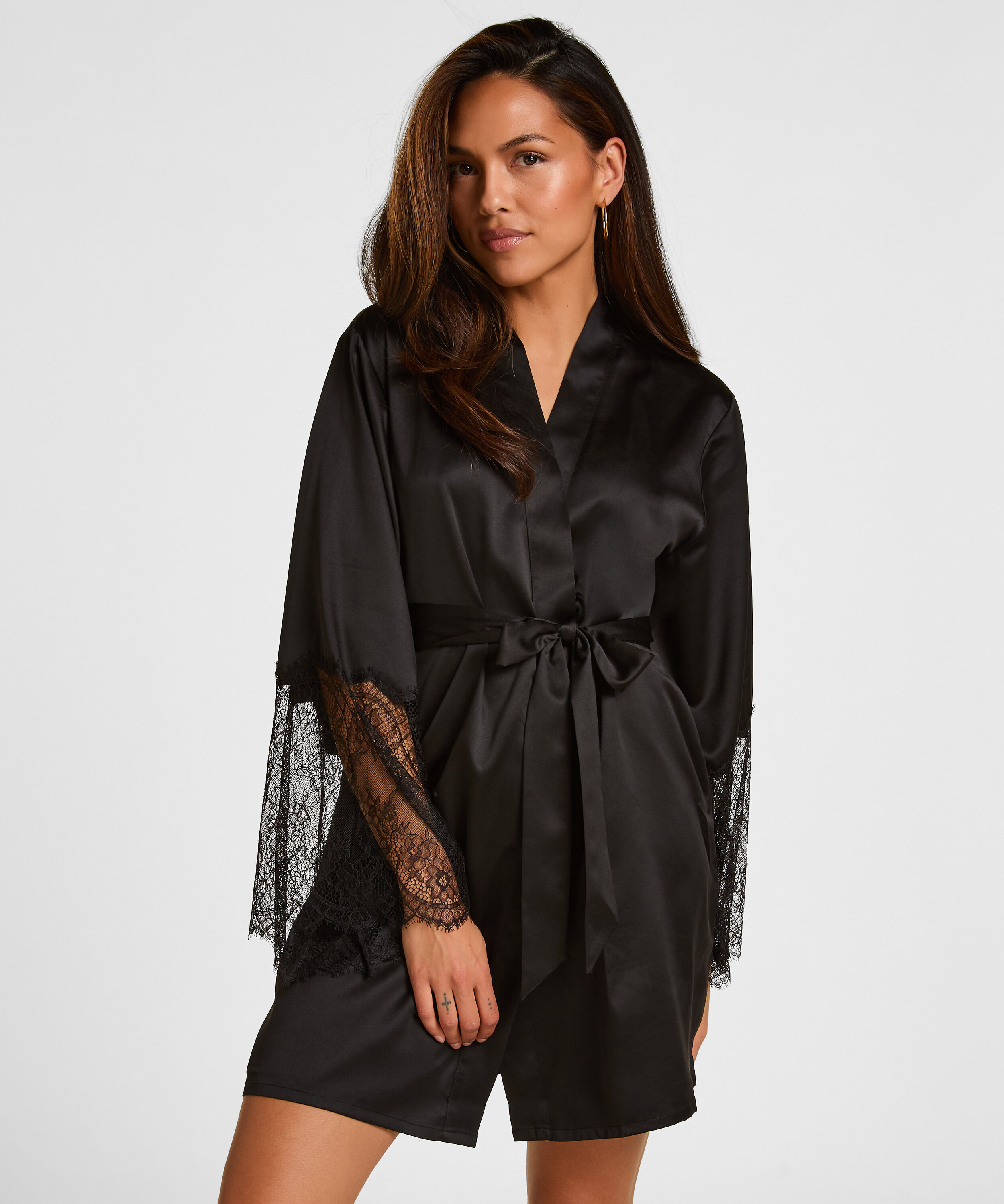 Satynowe kimono, Czarny