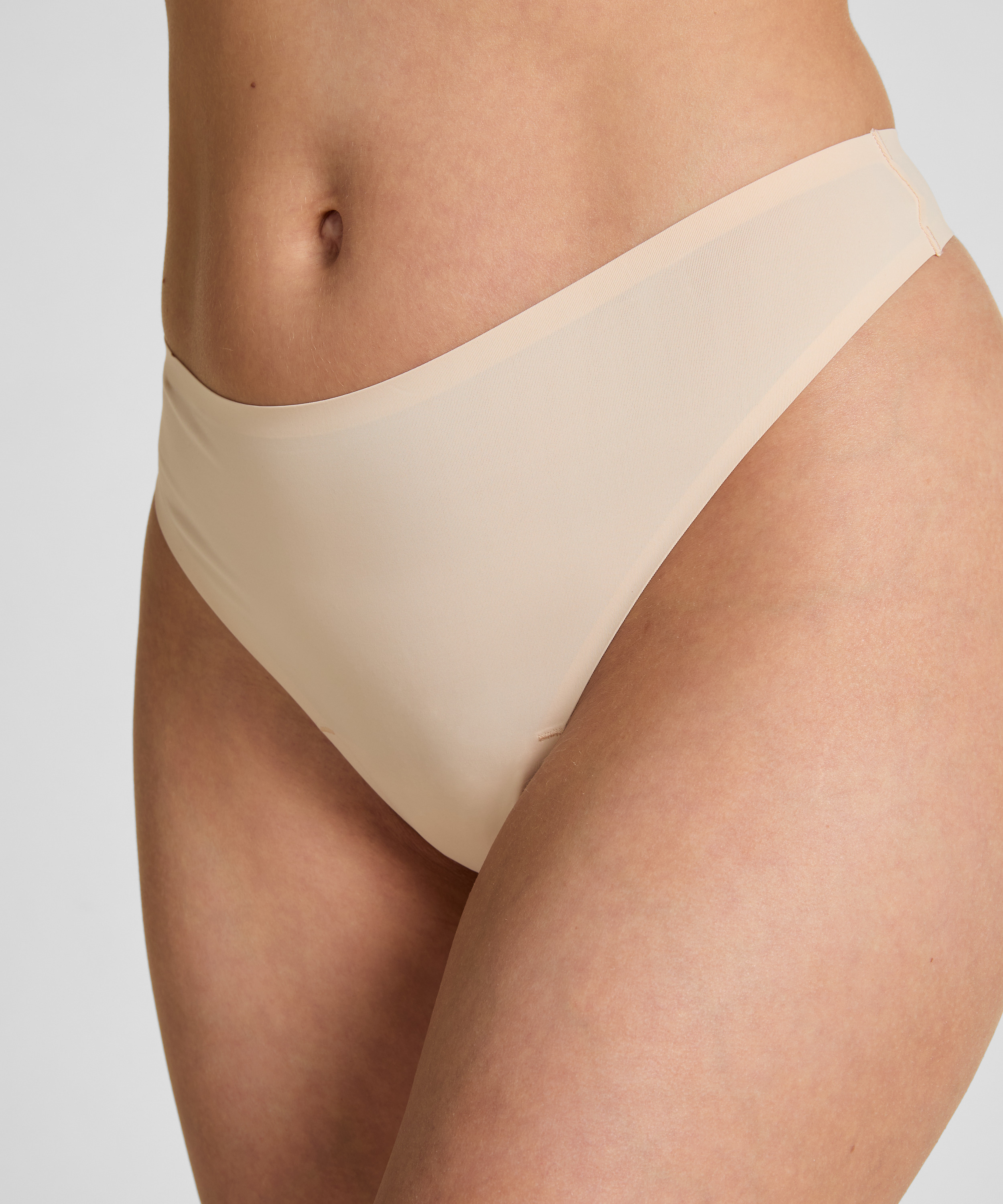 Niewidzialne stringi basic, Beżowy, main