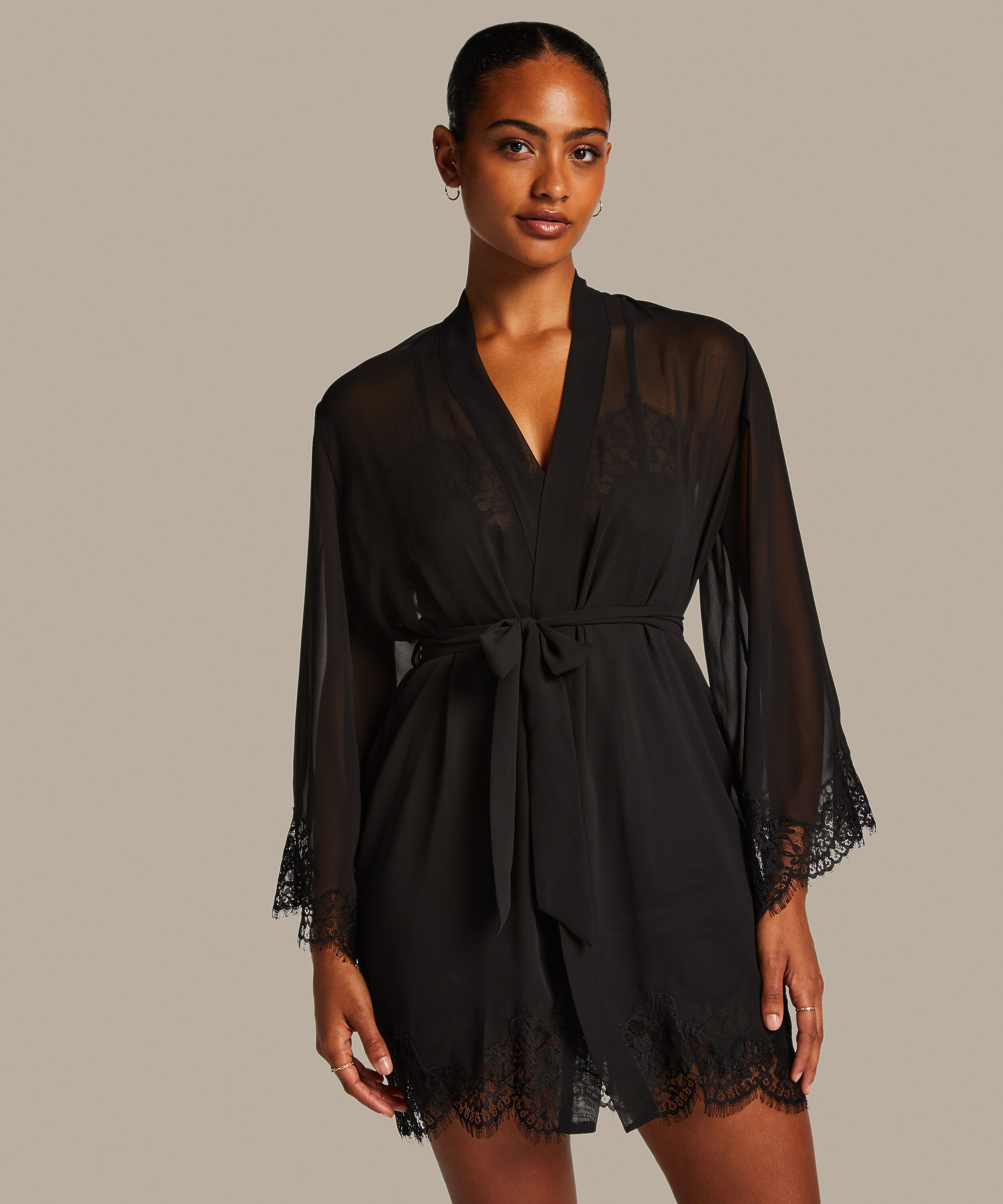 Satynowe kimono, Czarny