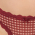 Stringi z wysokim wycięciem Liz, Czerwony