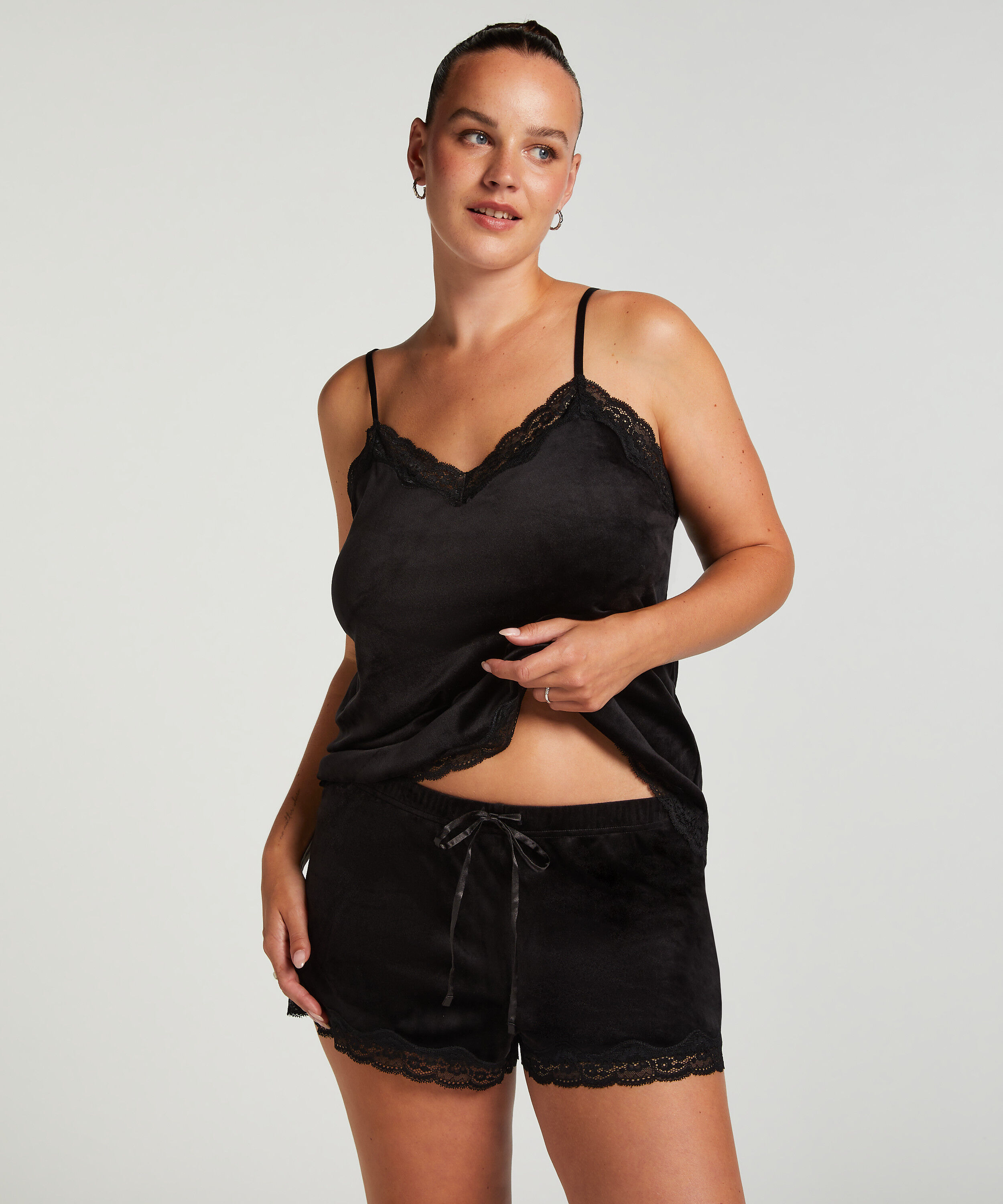 Top z aksamitnej koronki, Czarny