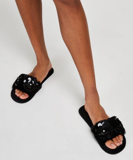 Kapcie w kwiaty, Czarny