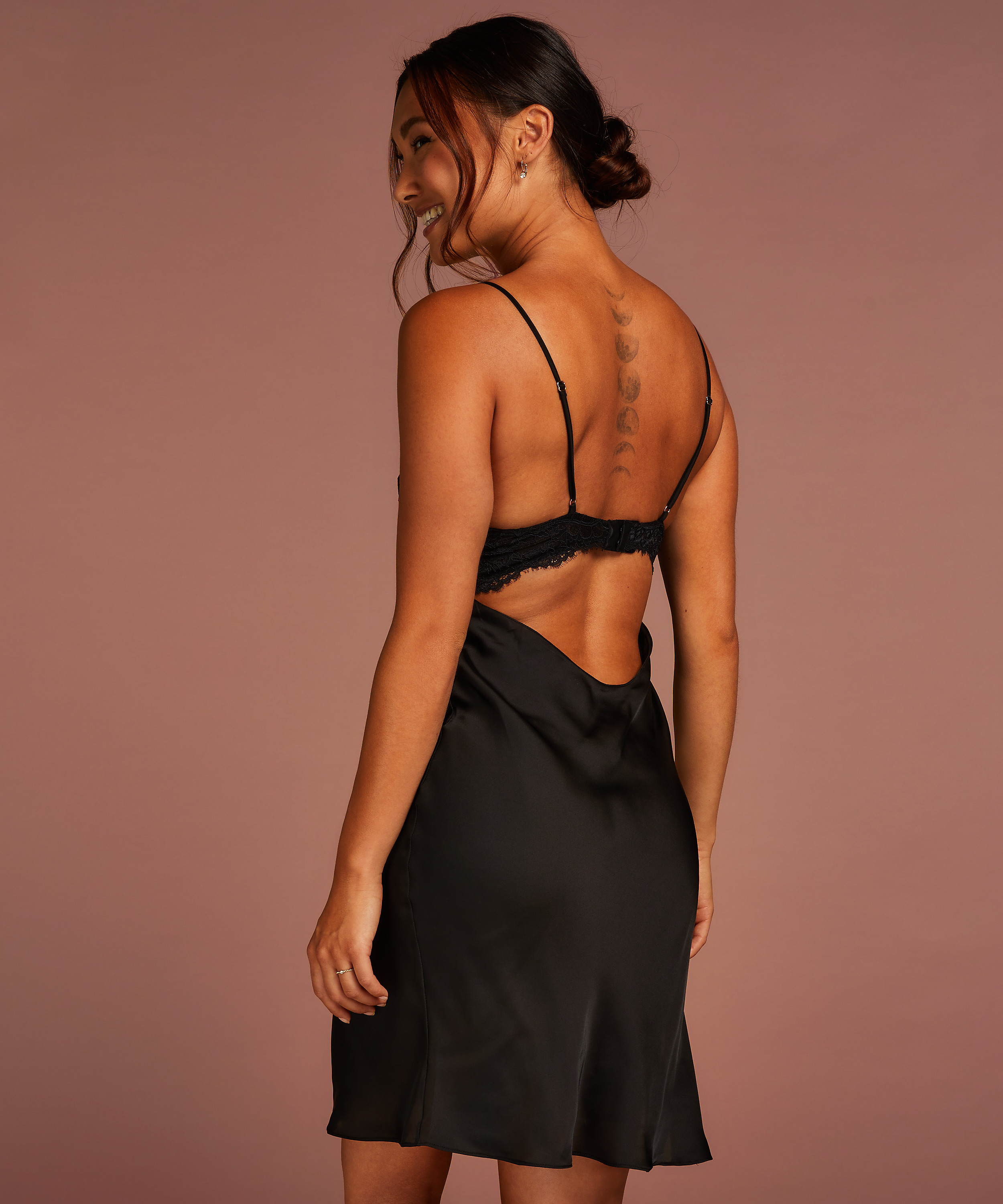 Halka Lora, Czarny, main