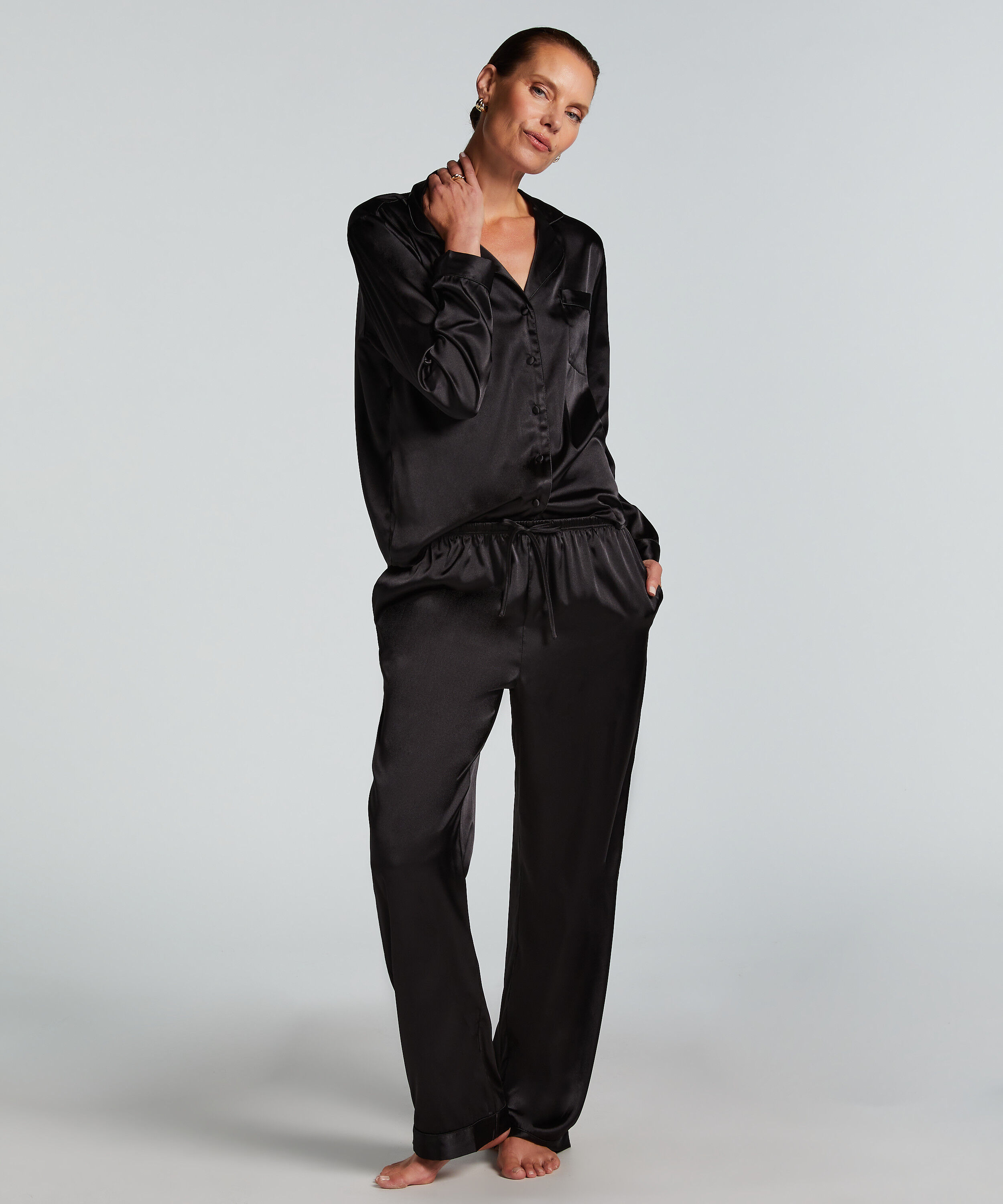 Spodnie z satyny, Czarny