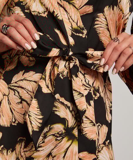 Satynowe kimono, Czarny