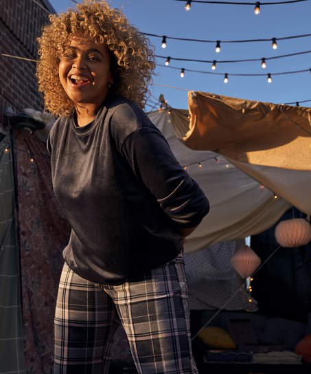 Aksamitna piżama, Szary