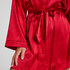 Satynowe kimono, Czerwony