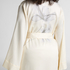 Długie satynowe kimono w kwiaty, Biały