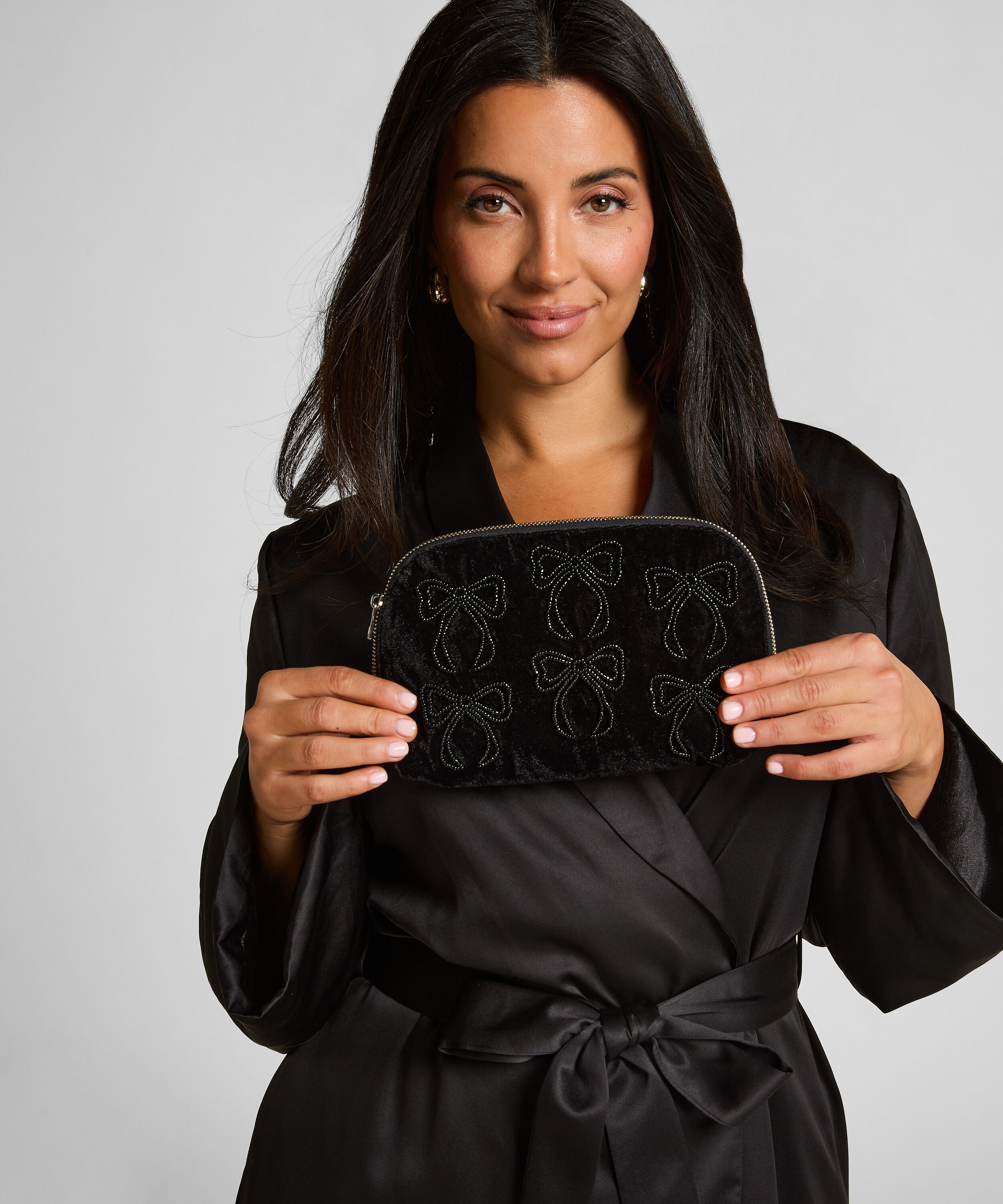 Kosmetyczka z kokardką, Czarny