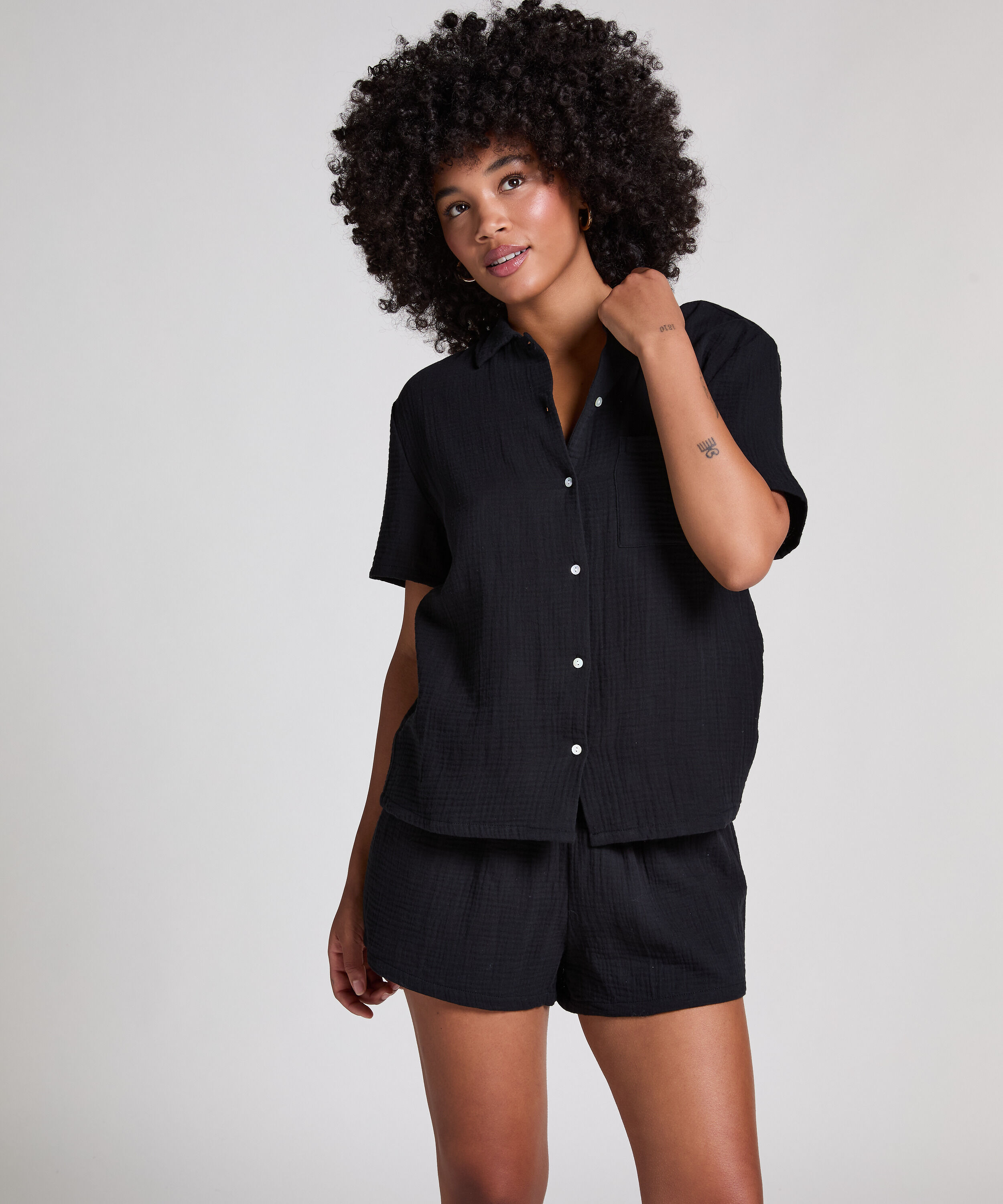 Muślinowa narzutka, Czarny