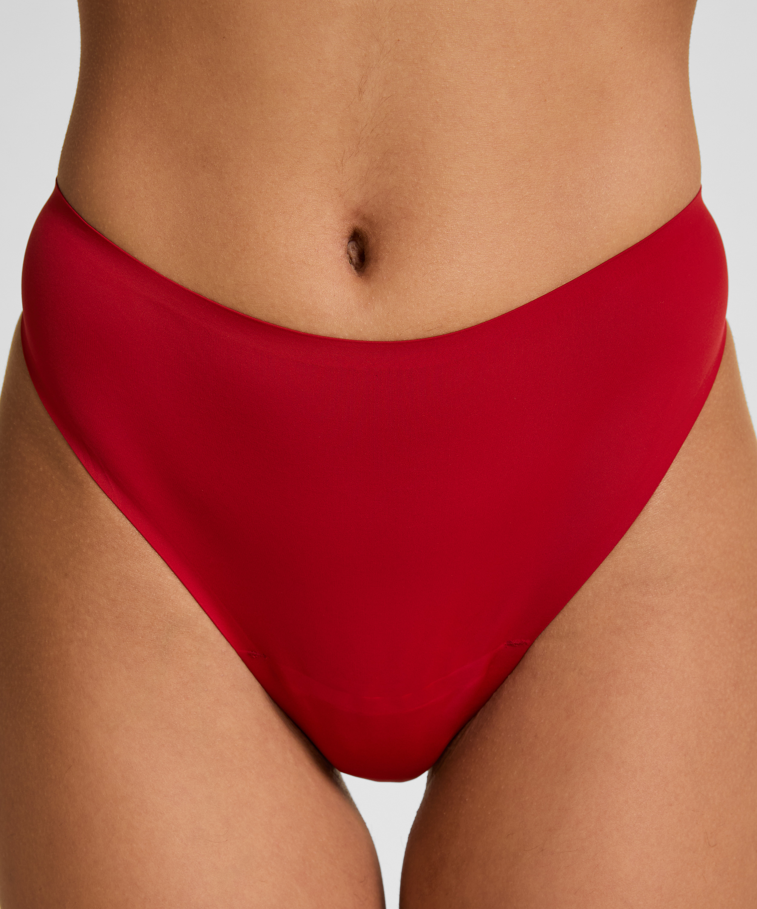 Niewidzialne stringi basic, Czerwony, main