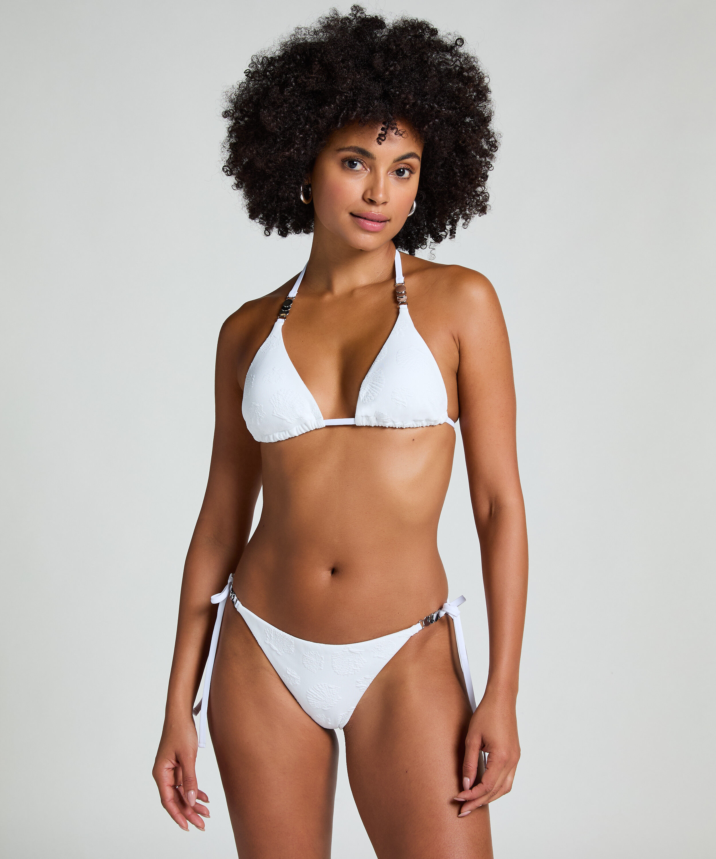 G&oacute;ra od bikini w kształcie tr&oacute;jkąta z muszelkami, Biały