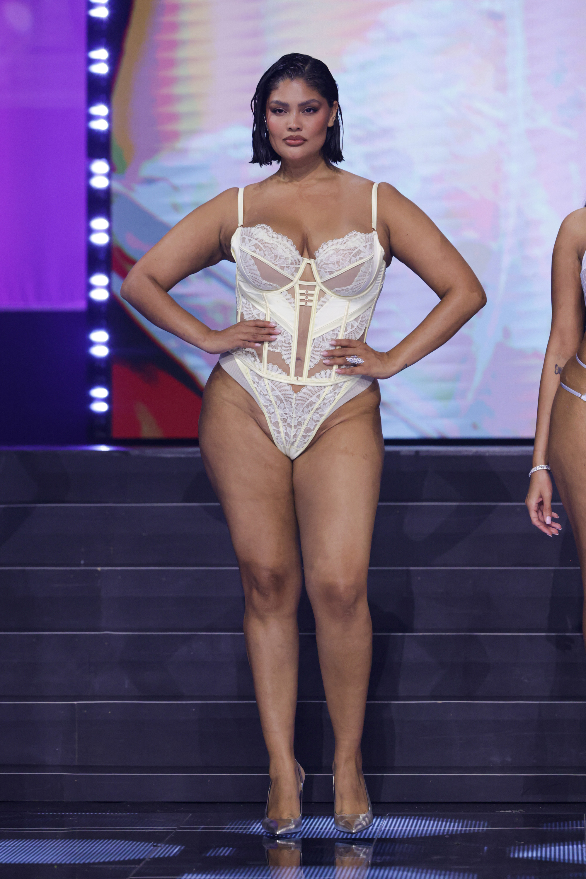 Stringi Almendra, Ż&oacute;łty, main