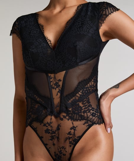 Body Daphne, Czarny