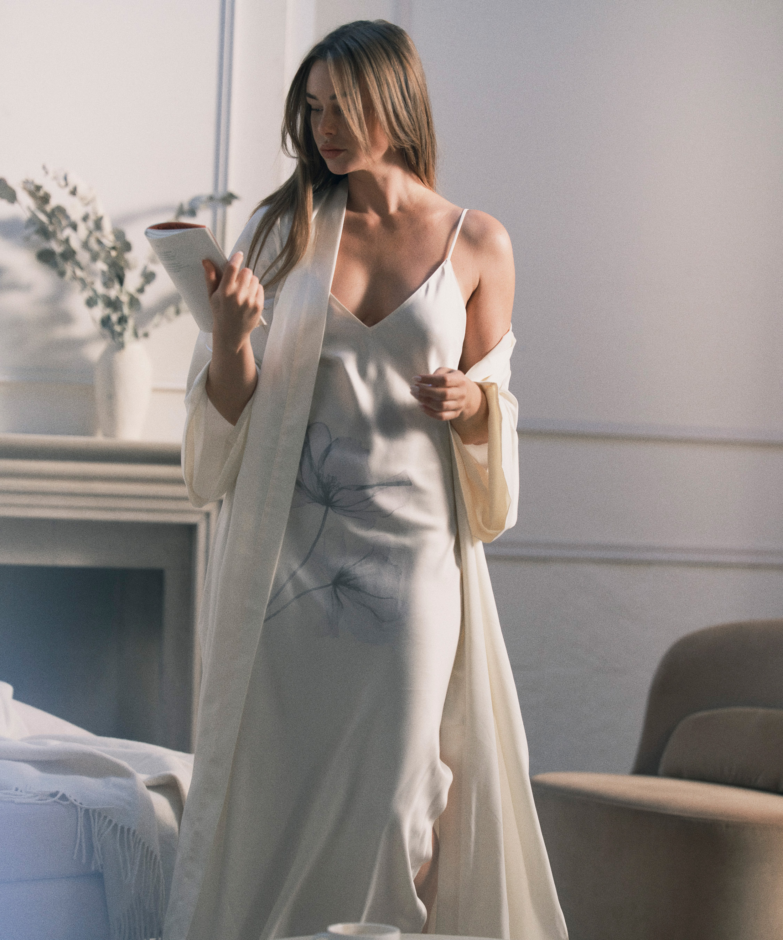 Długie satynowe kimono w kwiaty, Biały, main