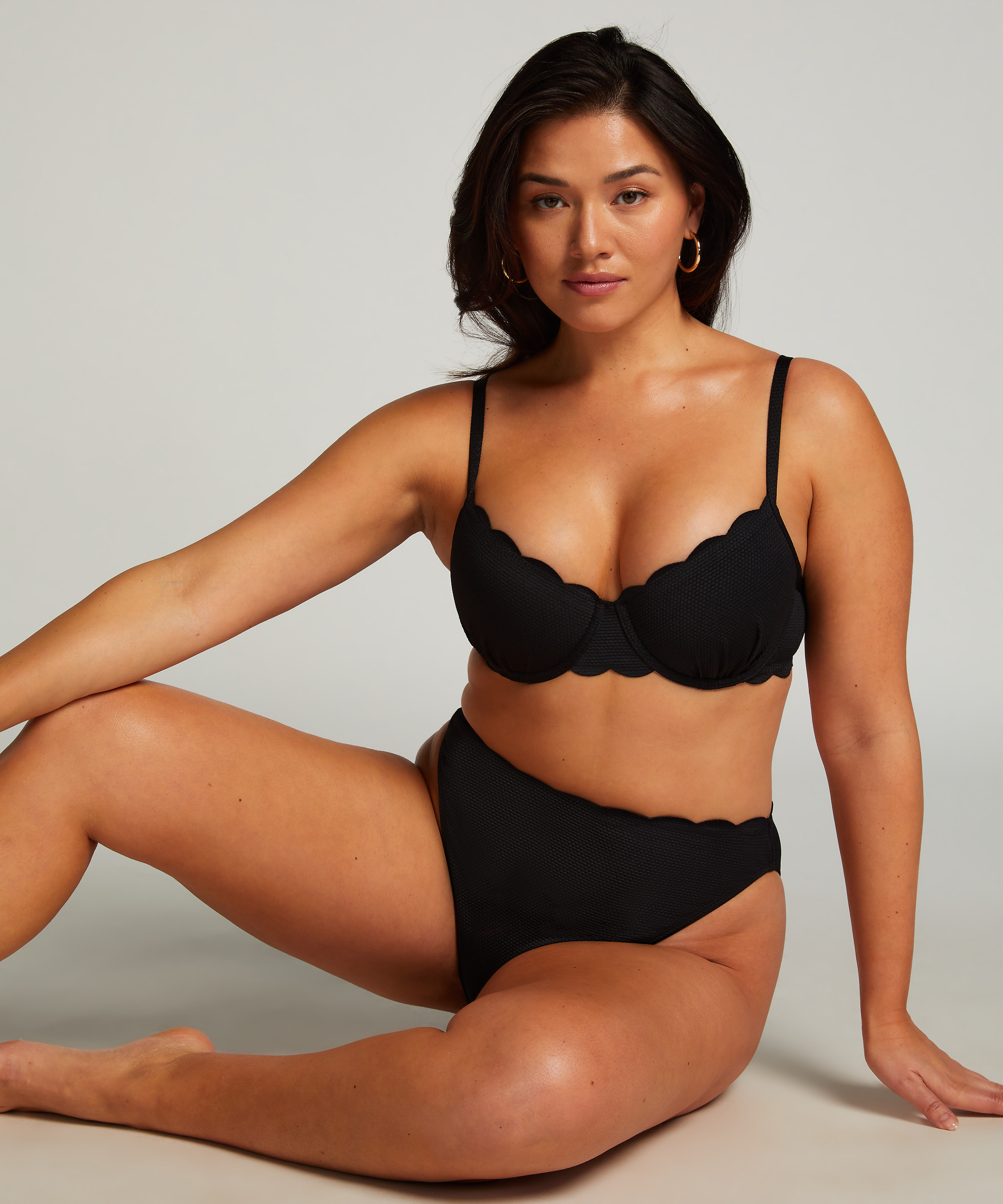 Usztywniany top bikini z fiszbinami Scallop, Czarny, main