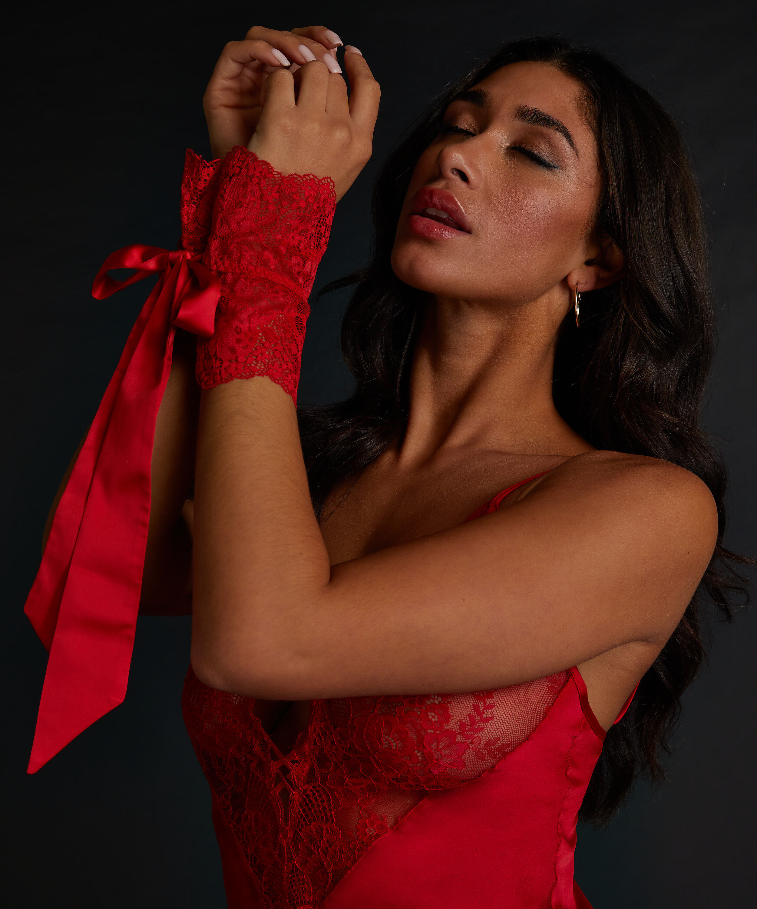 Koronkowe kajdanki, Czerwony