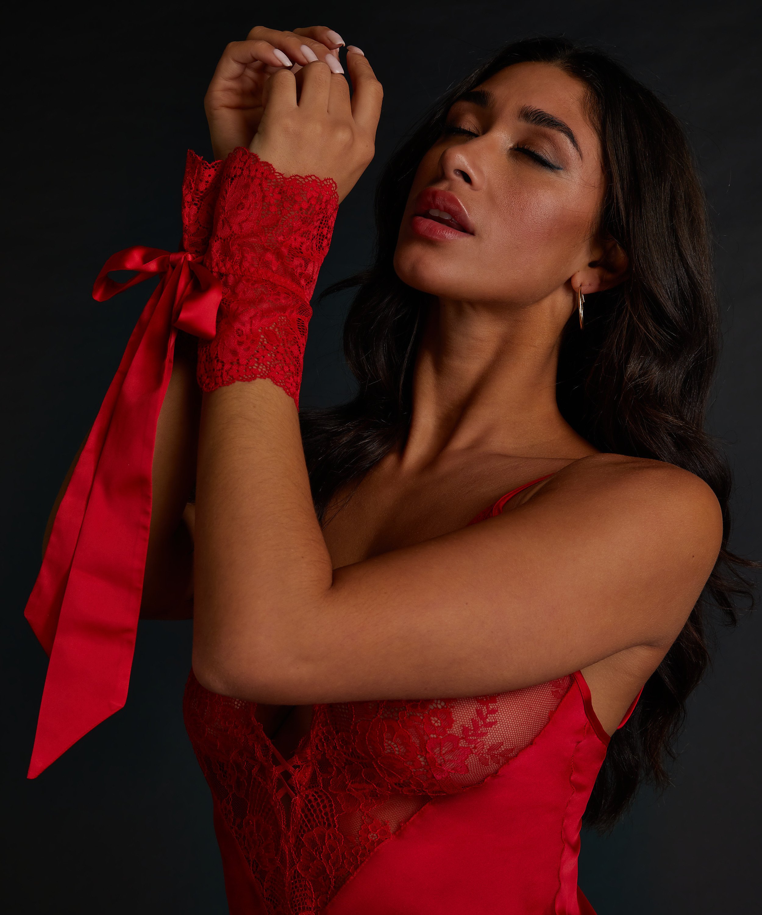 Koronkowe kajdanki, Czerwony, main