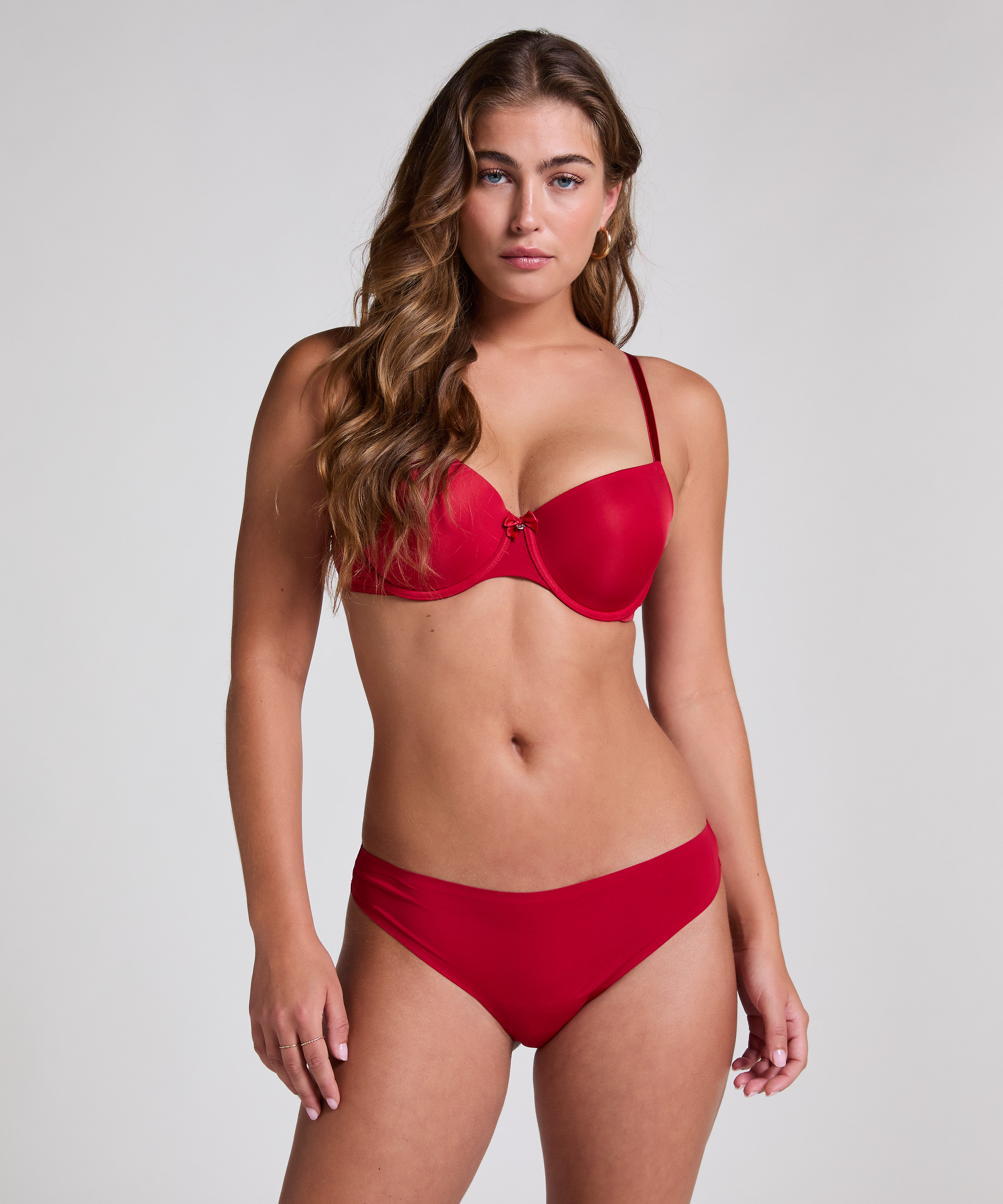 Niewidzialne stringi basic, Czerwony, main