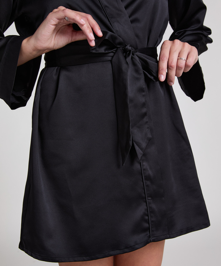 Satynowe kimono, Czarny