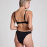 G&oacute;ra od bikini push-up z fiszbinami, z falowanym brzegiem, miseczki A &ndash; E, Czarny