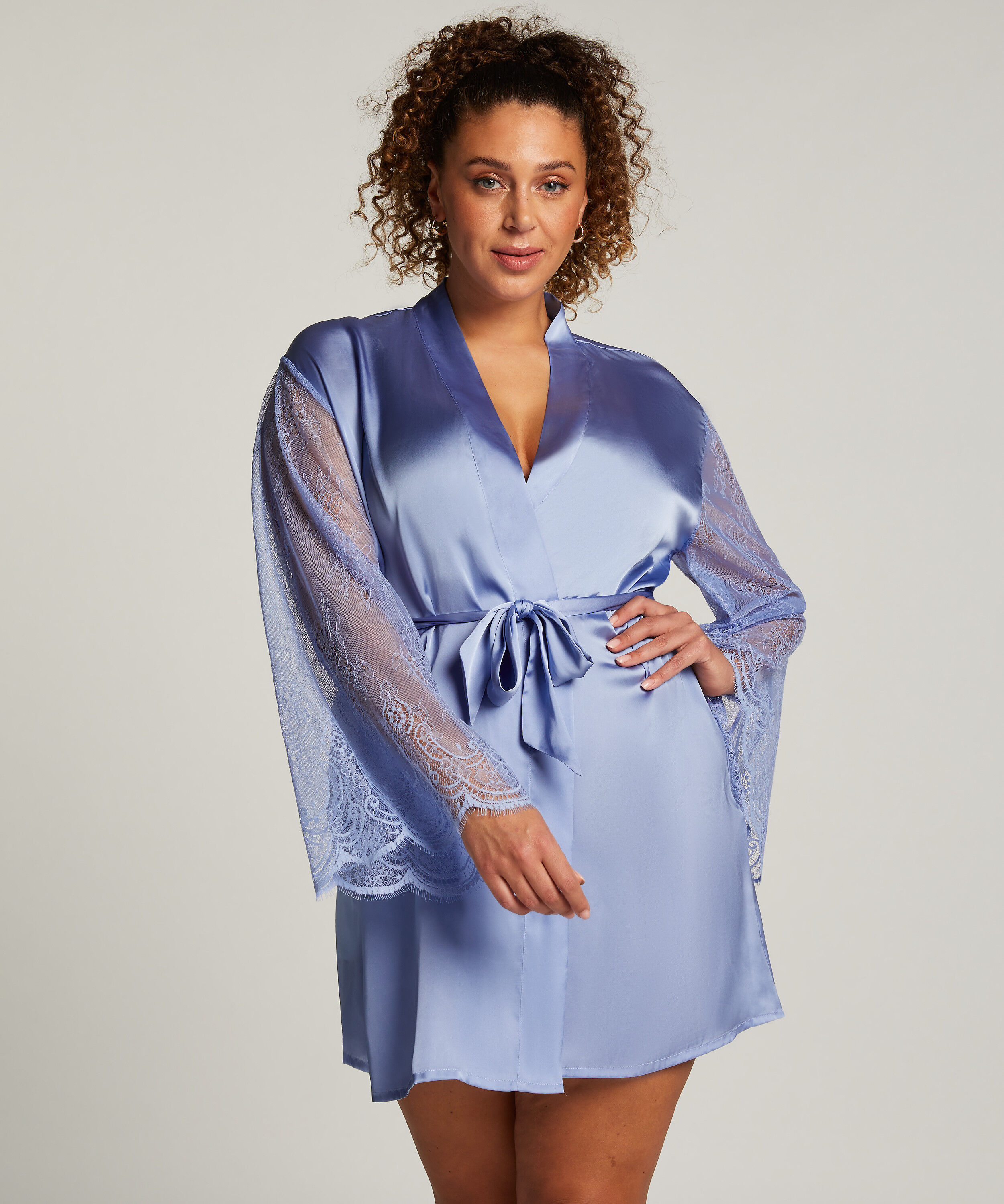 Satynowe kimono, Niebieski