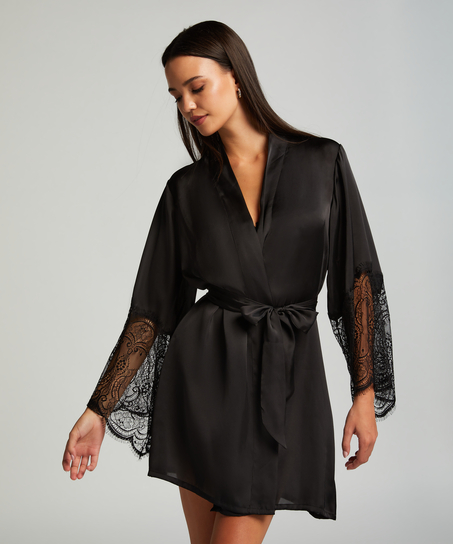 Satynowe kimono, Czarny