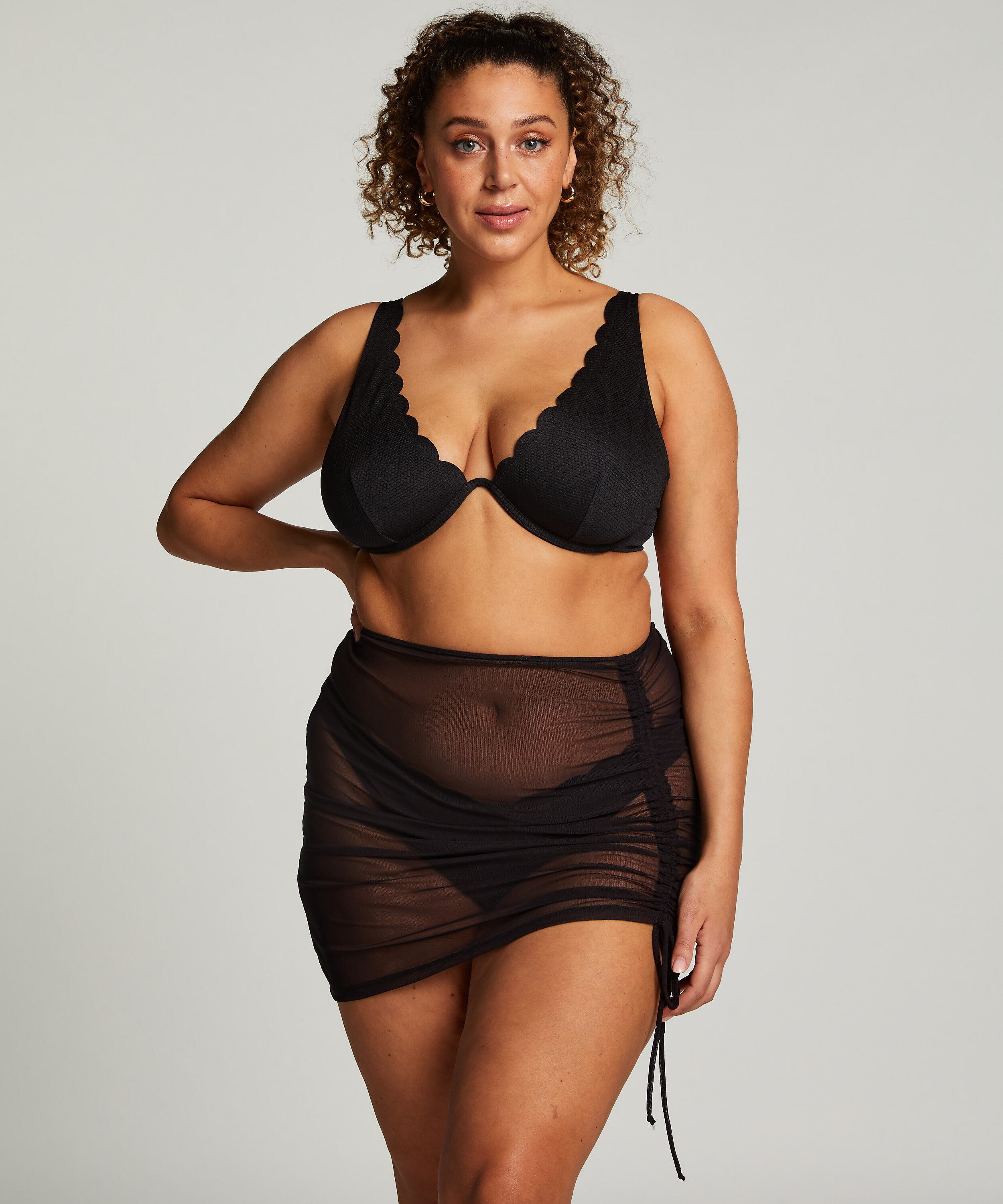 Sp&oacute;dnica plażowa, Czarny